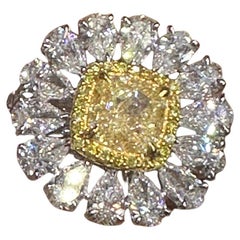GIA-zertifizierter Ring mit 2,685 Karat gelbem Diamant im Kissenschliff und weißem Damond