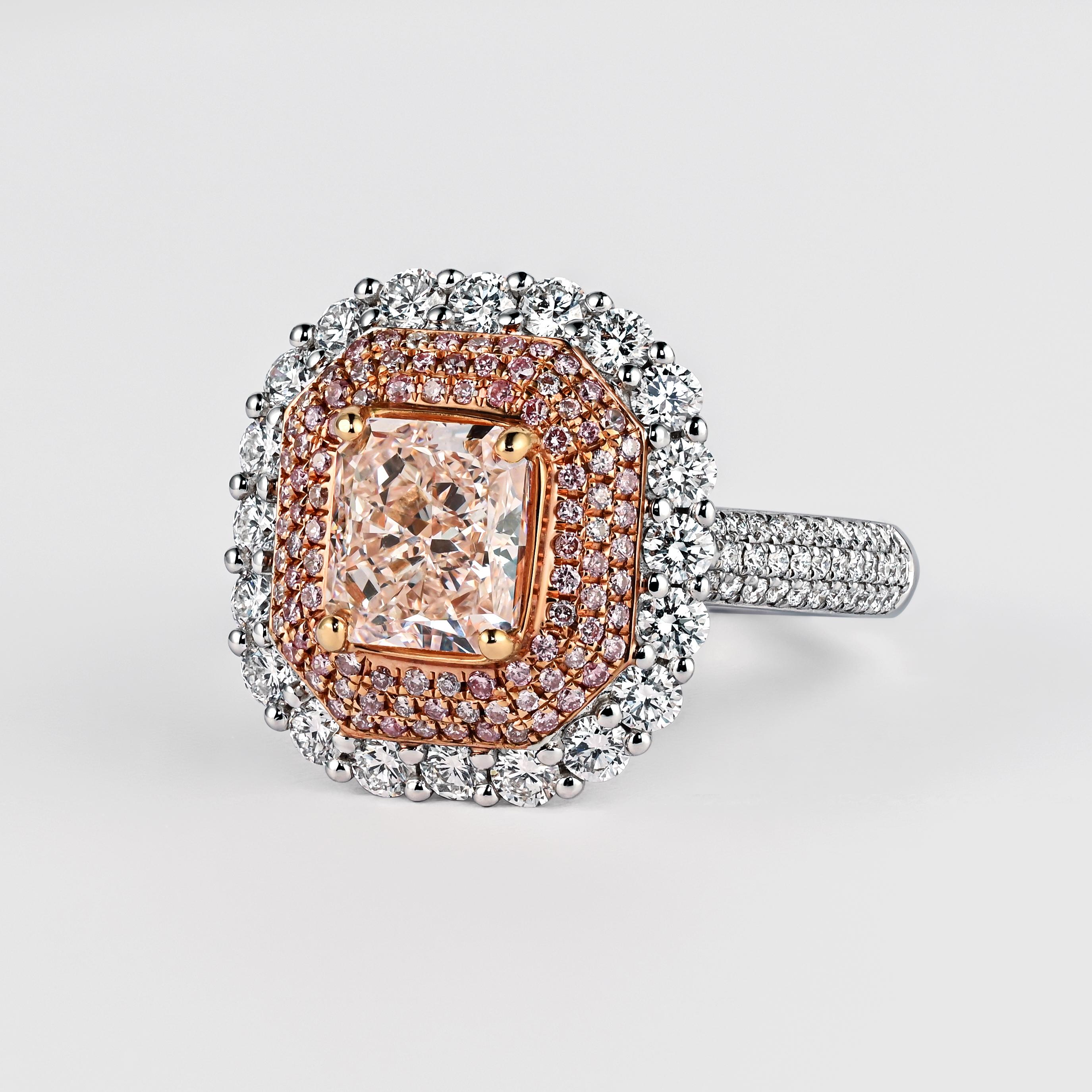 Bague certifiée GIA de 2,69 carats, diamant et halo de diamant de couleur rose orangé fantaisie en vente 6