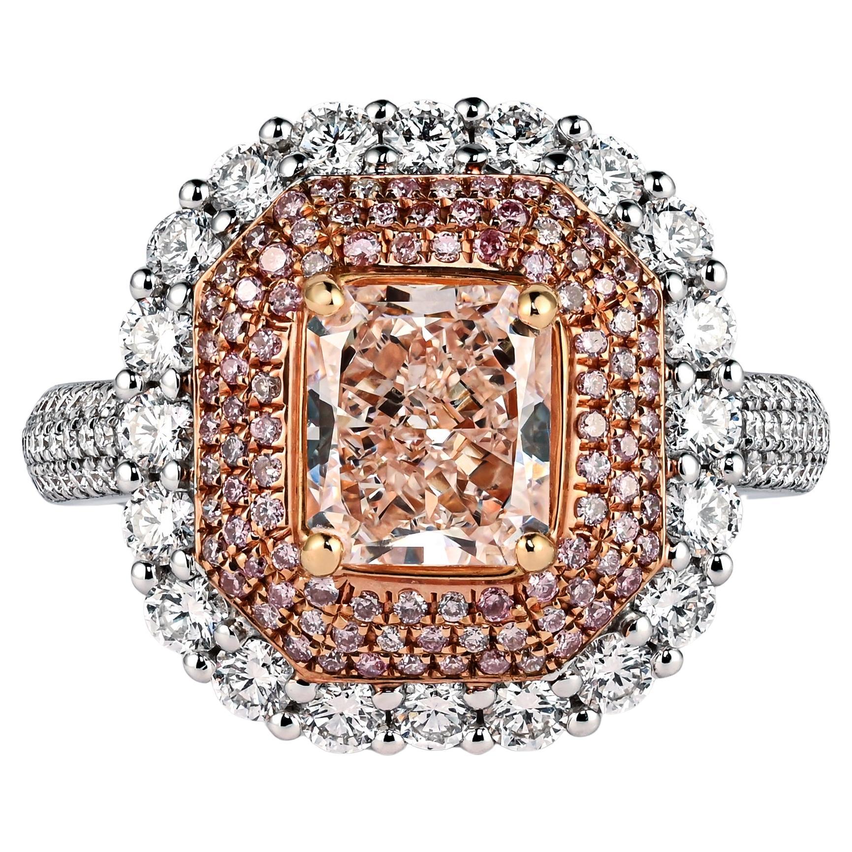 Anillo con halo de diamantes y diamantes rosa anaranjado de 2,69 quilates certificado por el GIA