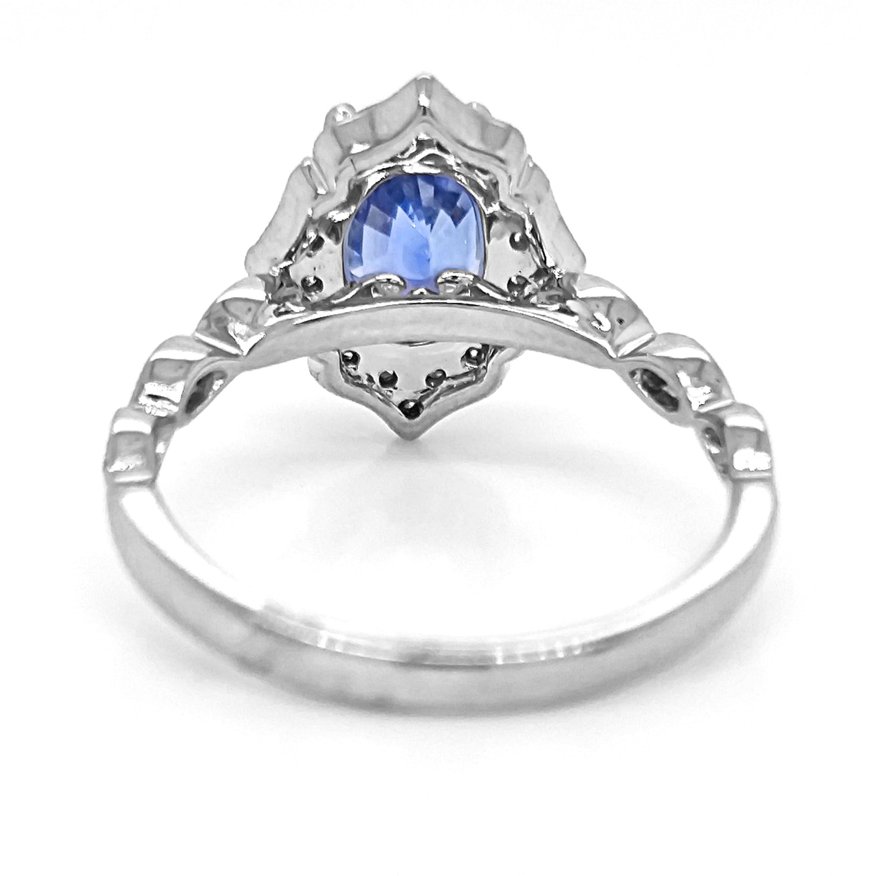 1 saphir : 2,26 carats
32 diamants blancs : 0,43 carats
Métal : or blanc 18 carats, 3,31 grammes
Certificat GIA # 5232538202