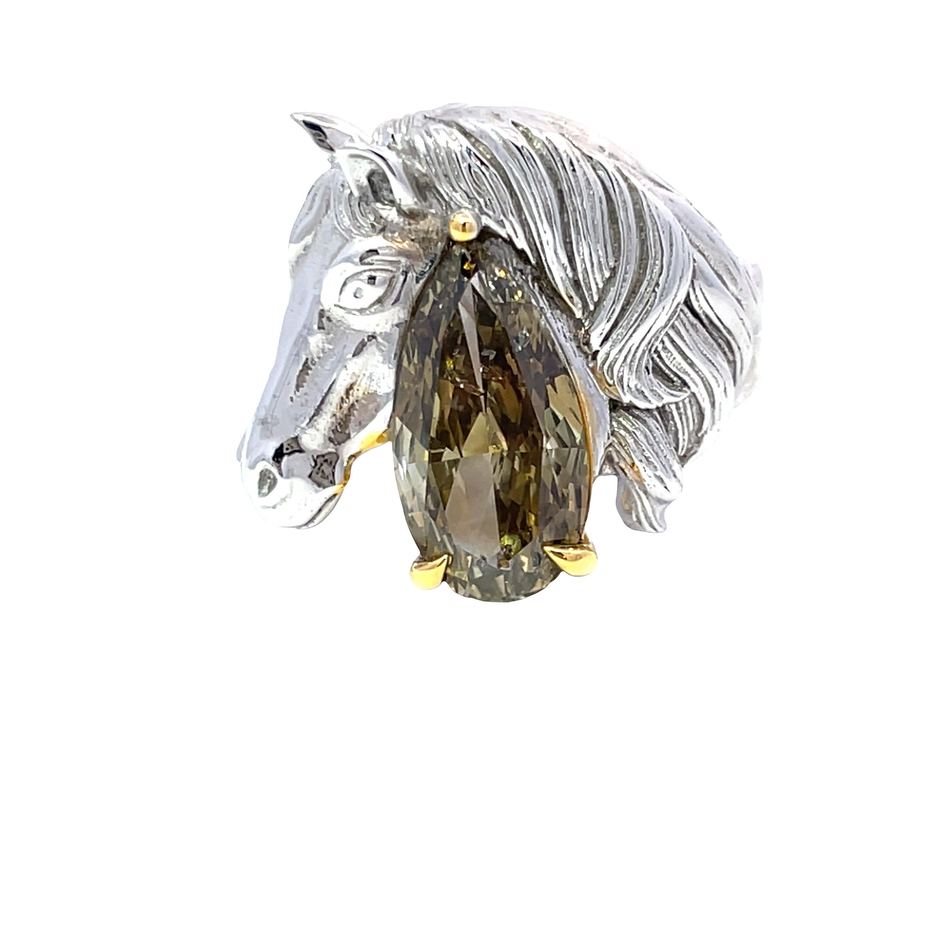 Der exquisite Pferdekopf-Cocktailring ist ein atemberaubendes Schmuckstück, das Kunstfertigkeit und Eleganz nahtlos miteinander verbindet. Dieser aus luxuriösem 18-karätigem Gold gefertigte Ring besticht durch sein fesselndes Pferdekopf-Design, das
