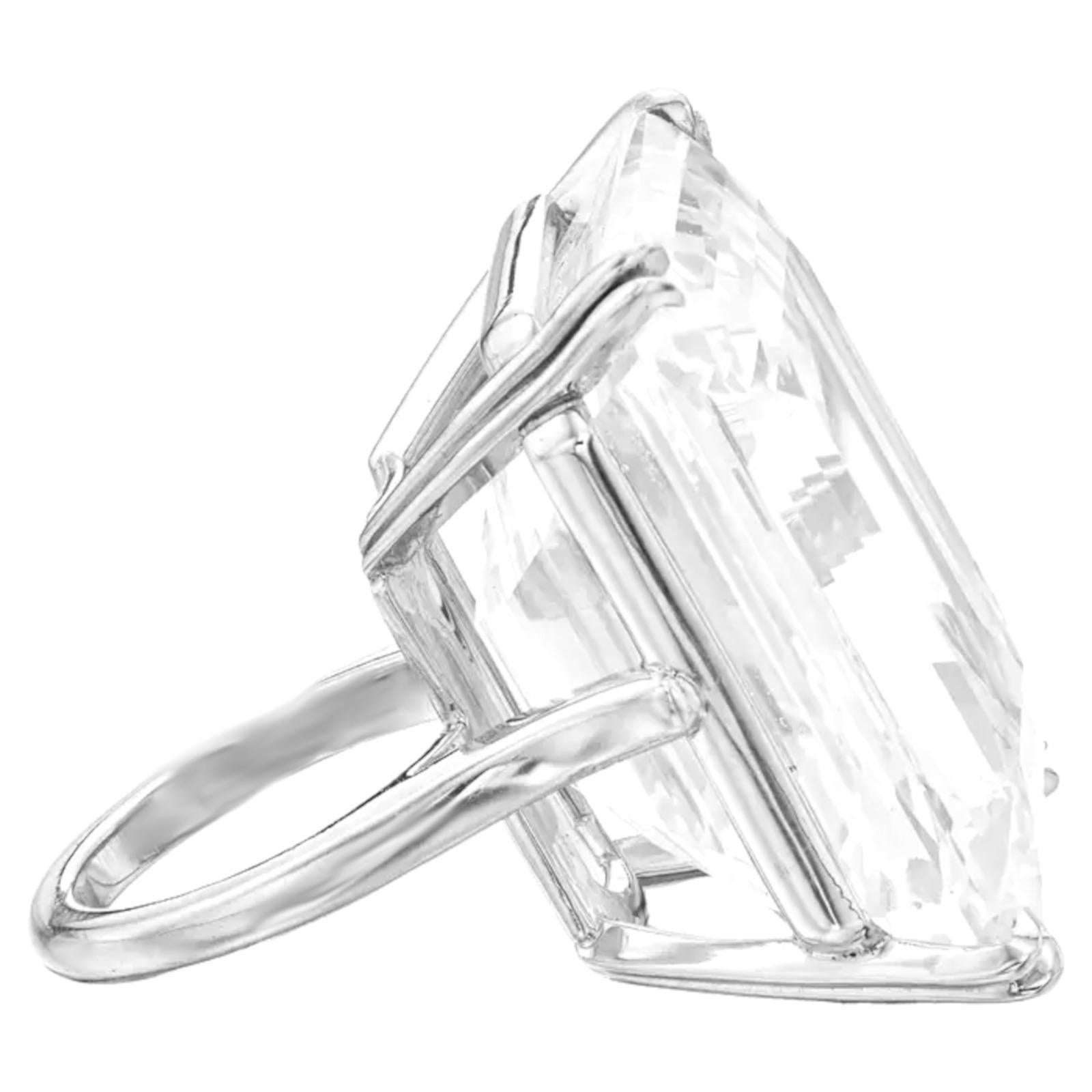 Ein exquisiter und riesiger Diamant mit 27 Karat im Smaragdschliff, gefasst in massivem Platin

Der Stein wurde von GIA zertifiziert und ist ein natürlicher Diamant mit der Farbe E, der Reinheit VVS2 und einer ausgezeichneten Politur und Symmetrie