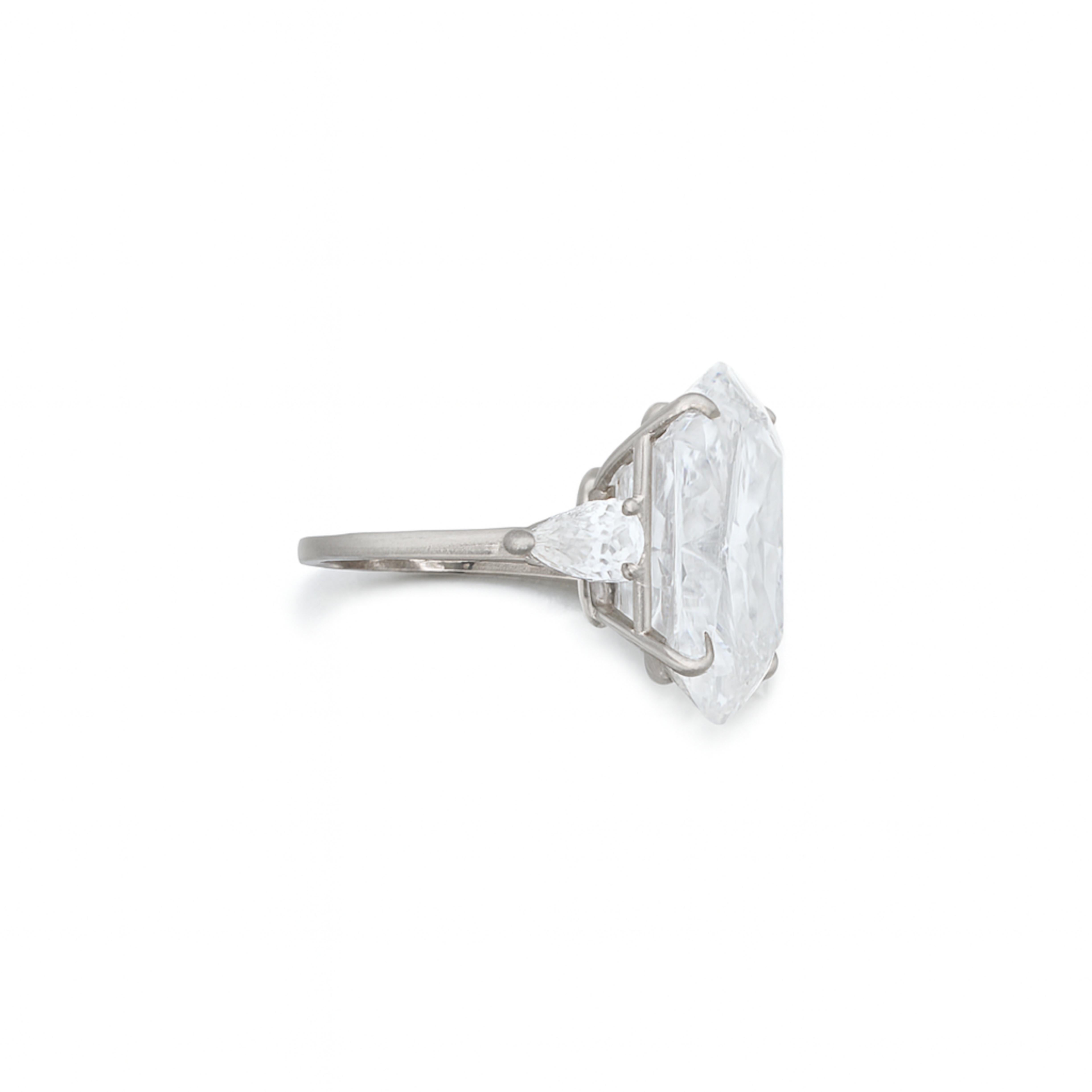 Anillo de diamantes talla esmeralda de 27 quilates certificado por el GIA Corte oval en venta