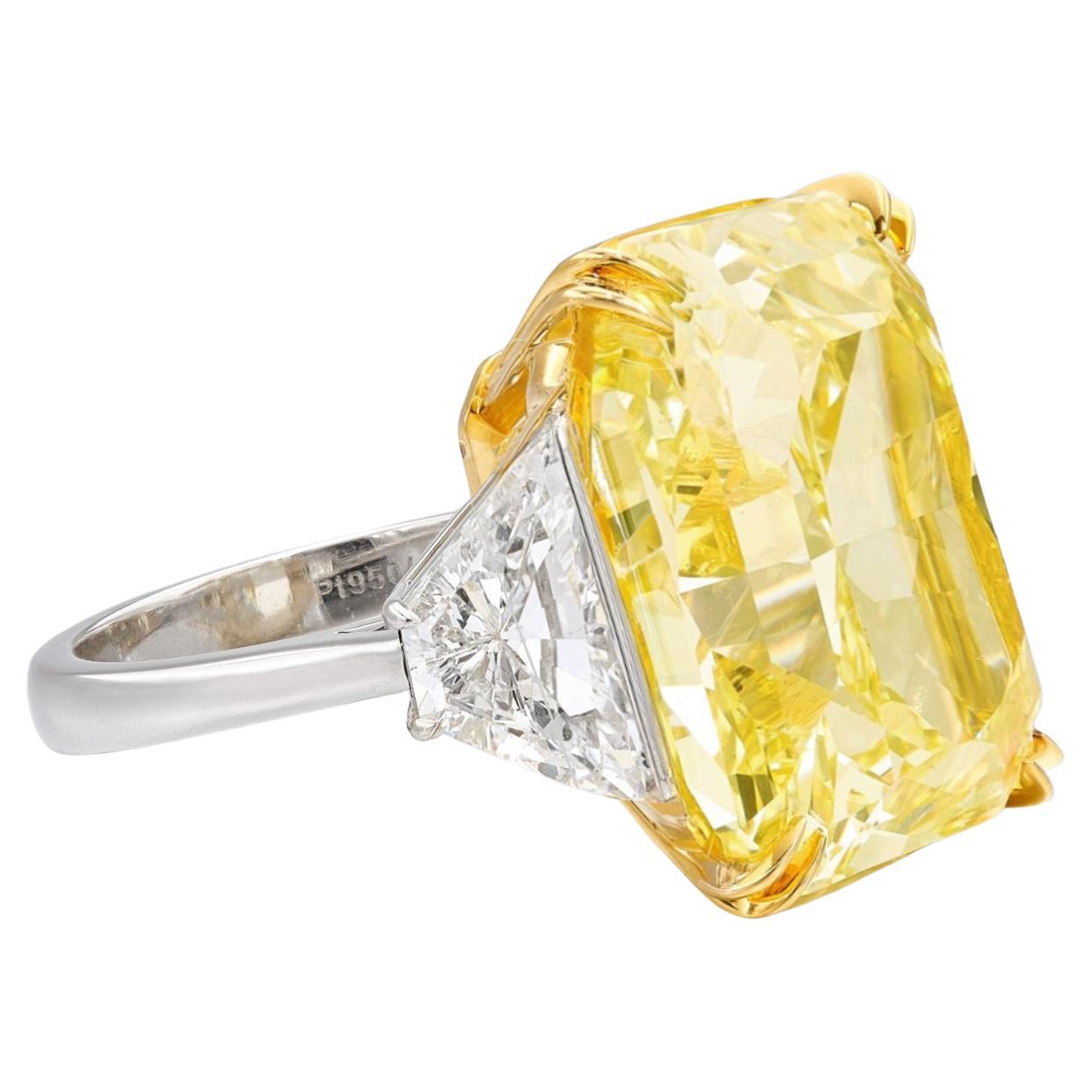 Un luxe inégalé avec notre remarquable diamant certifié GIA de 27 carats à coussin modifié. Dotée d'une teinte jaune fantaisie captivante et d'un degré de pureté IF, cette gemme extraordinaire rayonne de brillance et de sophistication.