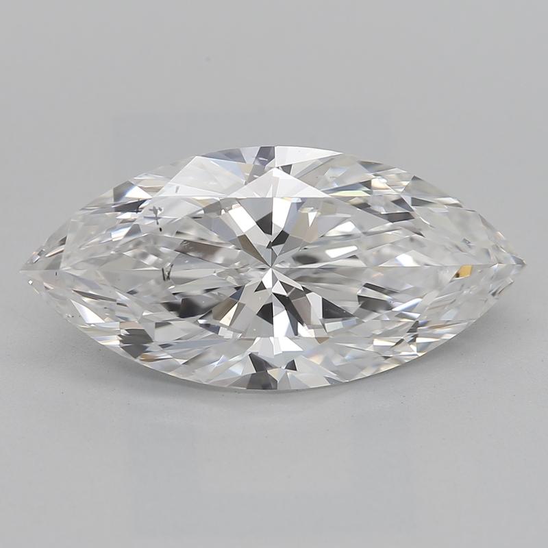 Dieser atemberaubende, in New York handgefertigte Diamantring hat einen fesselnden Marquise E SI1 2,70 als Mittelstein, der mit einer exquisiten Zackenfassung versehen ist, um seine Brillanz aus jedem Blickwinkel zu betonen. Das luxuriöse Band aus