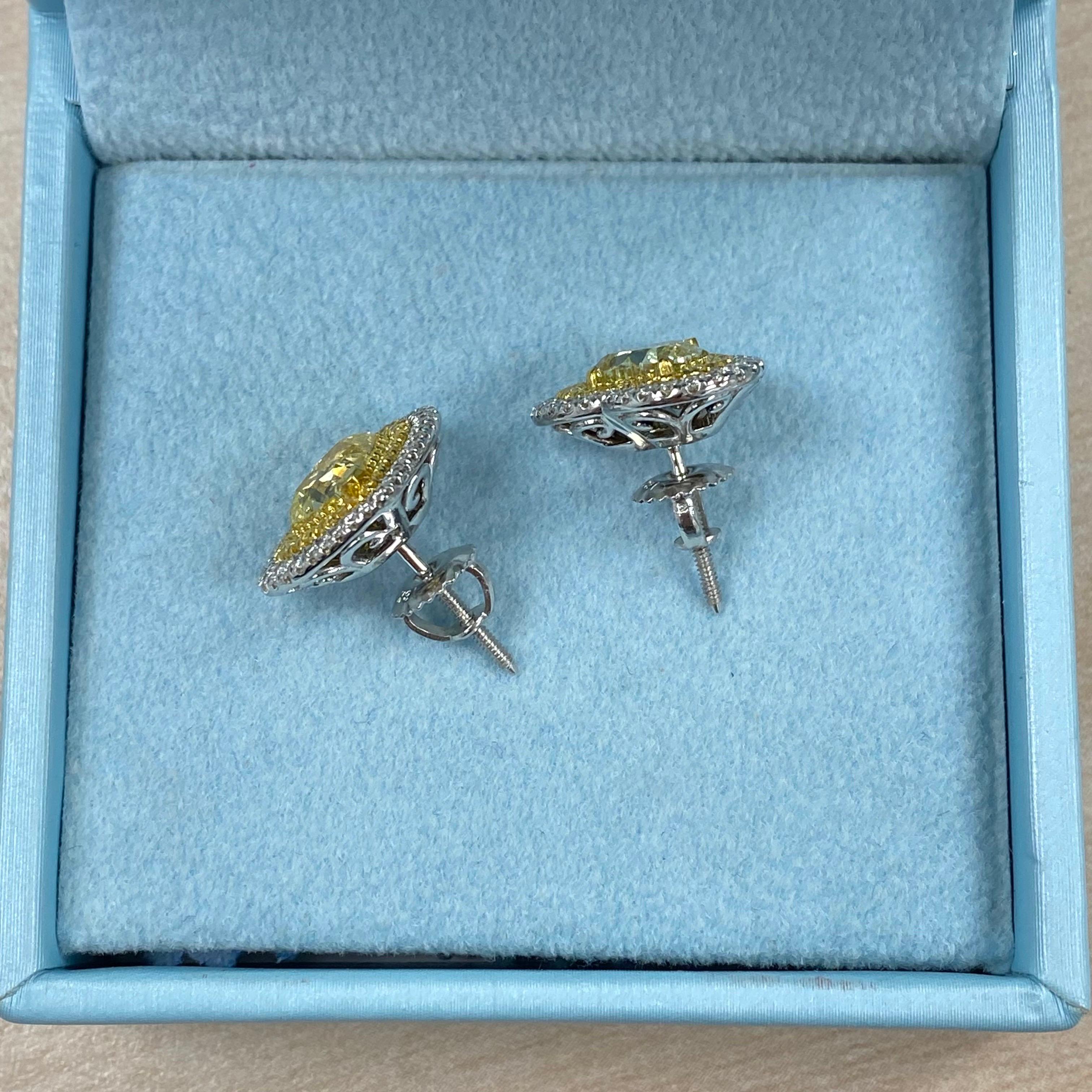 GIA zertifiziert 2.70Ctw Fancy Gelb Herz Diamant Halo Ohrstecker 18K Gold im Angebot 1