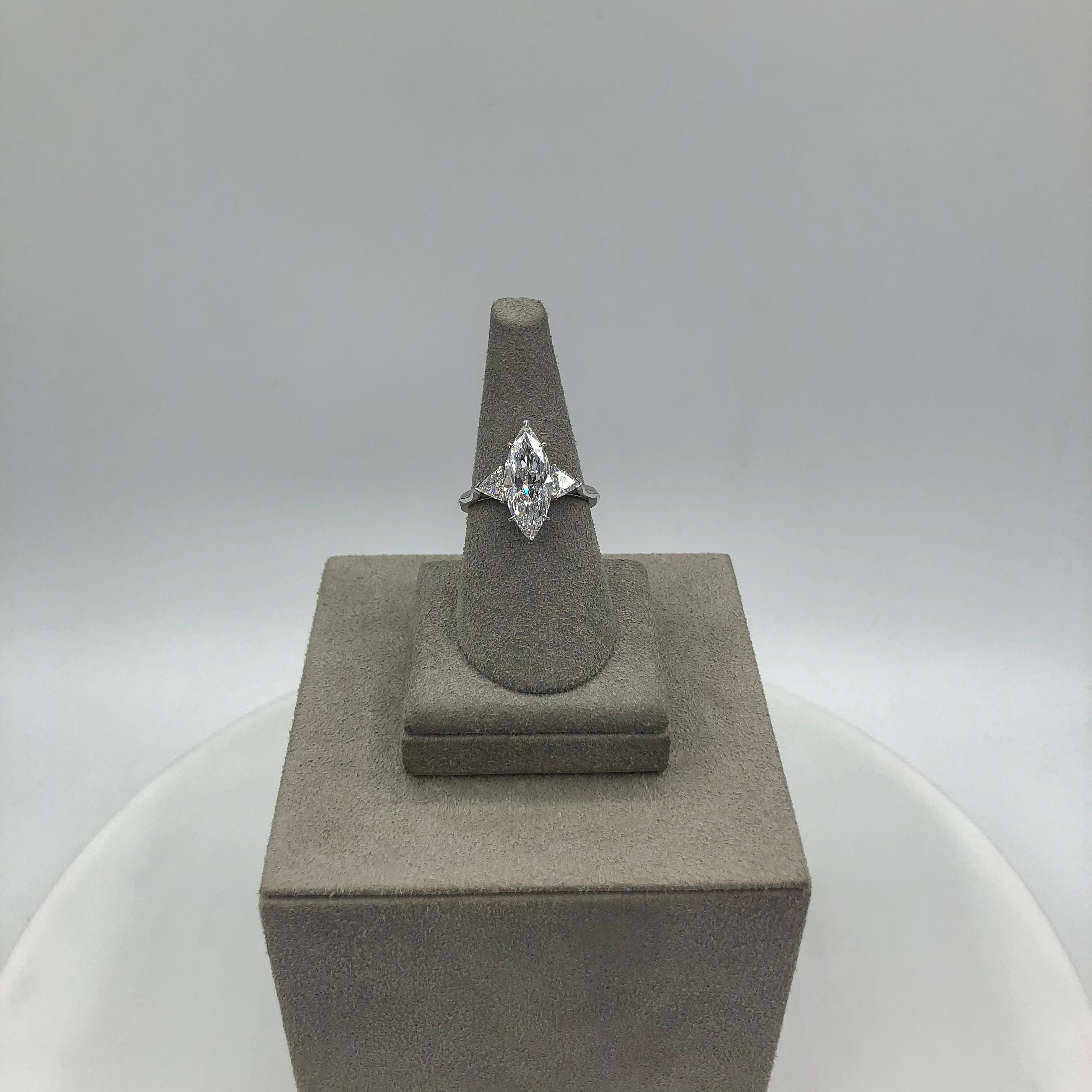 Bague de fiançailles à trois pierres certifiée GIA, 2,72 carats, diamant taillé en marquise en vente 2