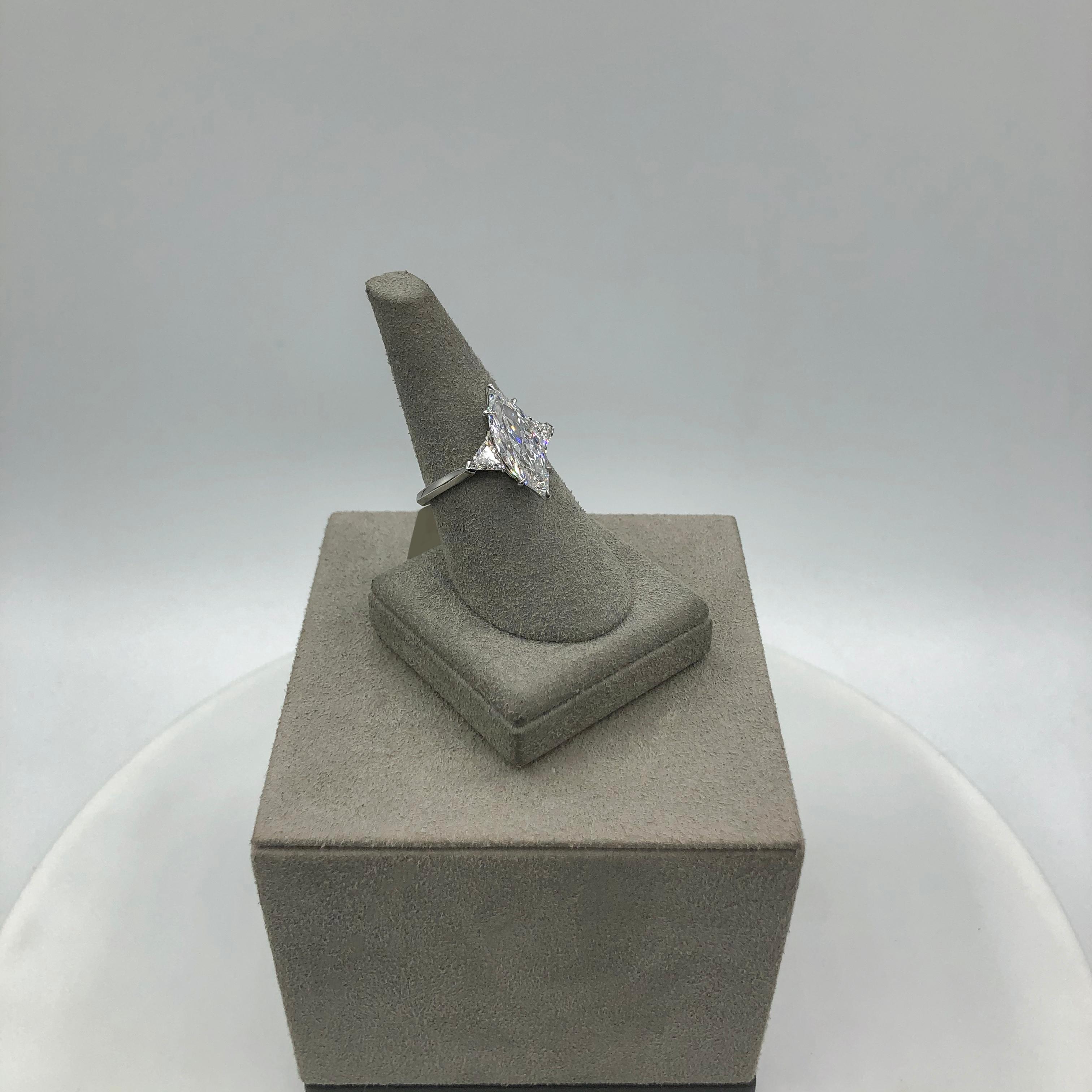 Verlobungsring mit drei Steinen, GIA-zertifizierter 2,72 Karat Diamant im Marquise-Schliff im Angebot 3