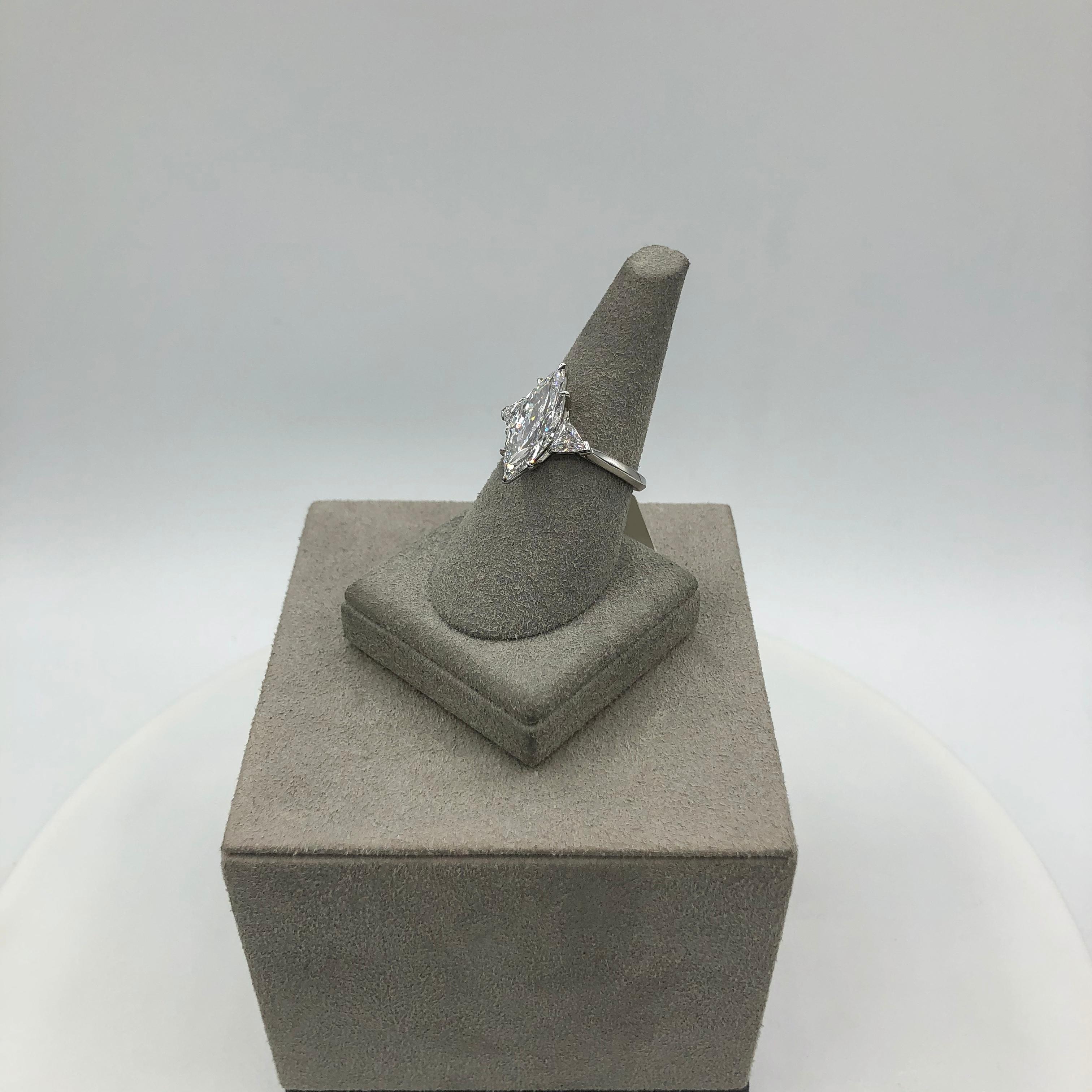 Bague de fiançailles à trois pierres certifiée GIA, 2,72 carats, diamant taillé en marquise en vente 2