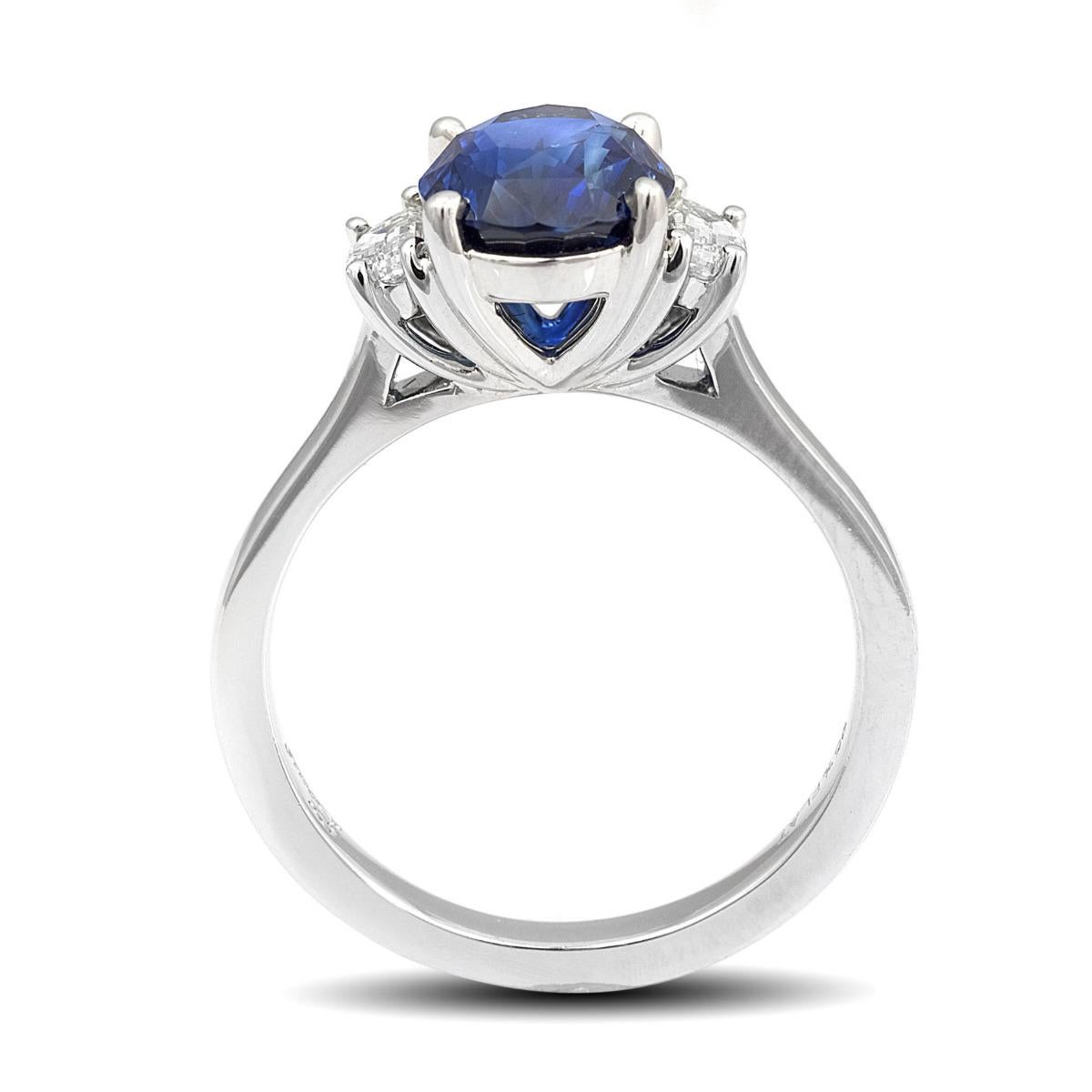 Taille mixte Bague en saphir bleu certifié GIA de 2,72 carats sertie de diamants en platine  en vente