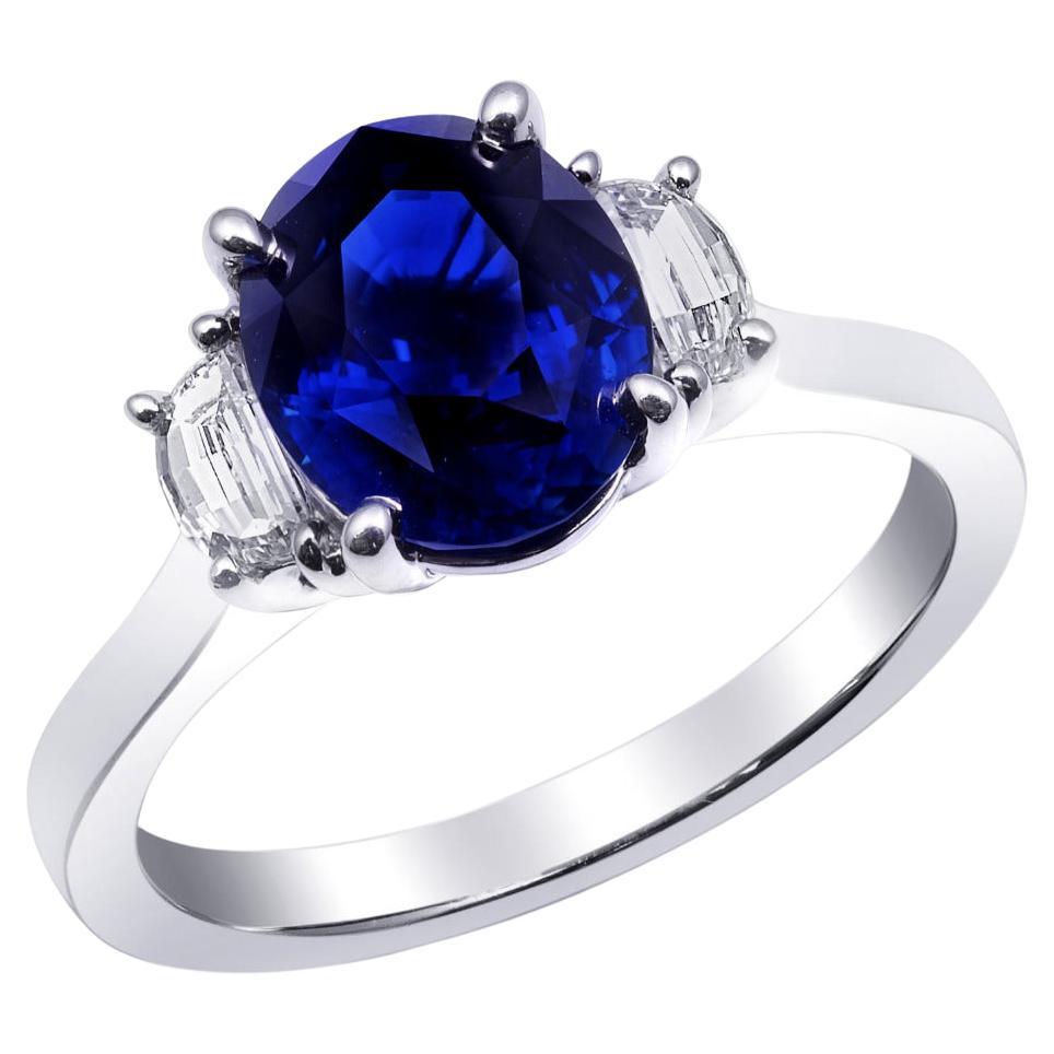 Bague en saphir bleu certifié GIA de 2,72 carats sertie de diamants en platine  en vente