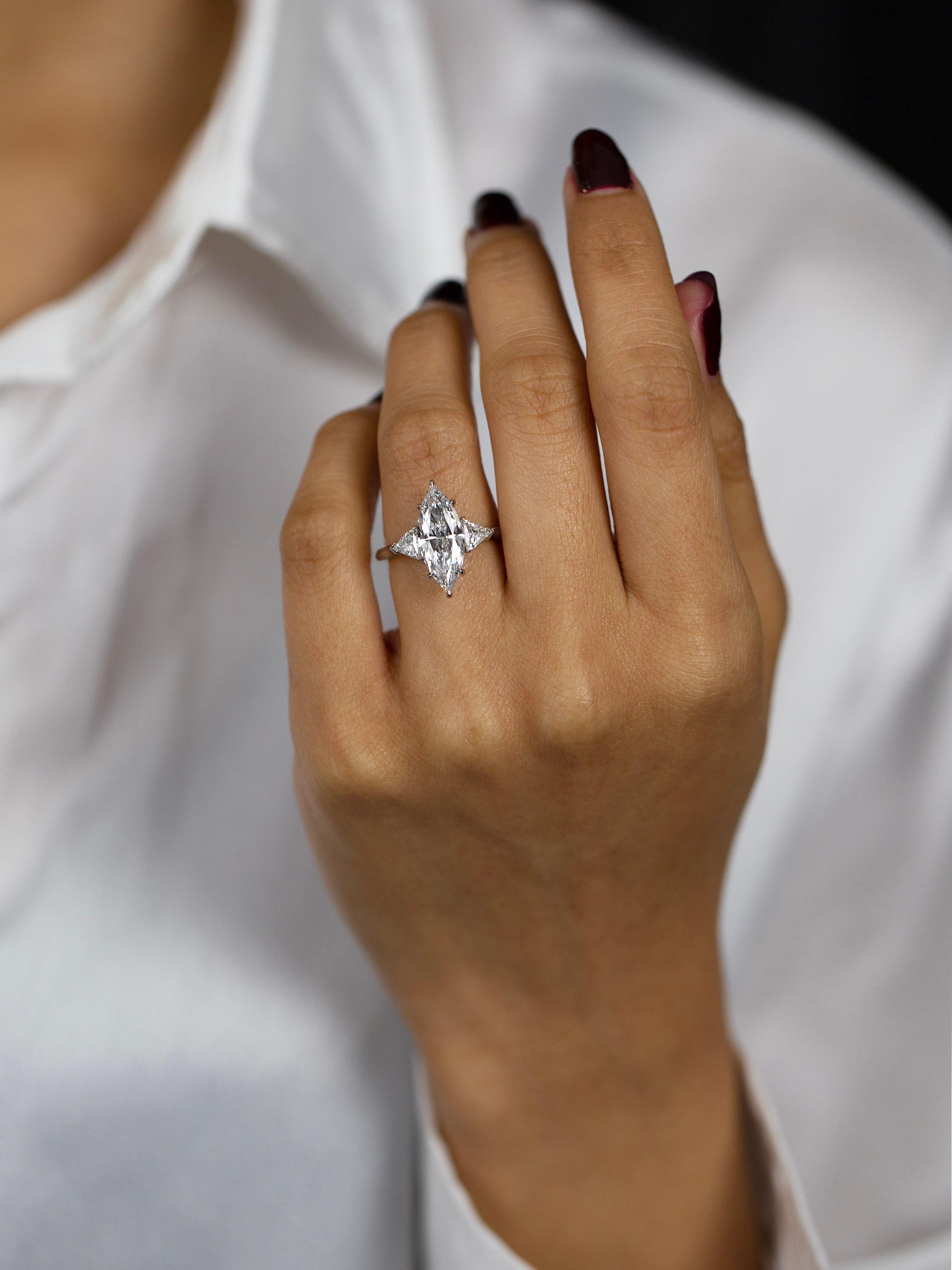 Verlobungsring mit drei Steinen, GIA-zertifizierter 2,72 Karat Diamant im Marquise-Schliff im Zustand „Neu“ im Angebot in New York, NY