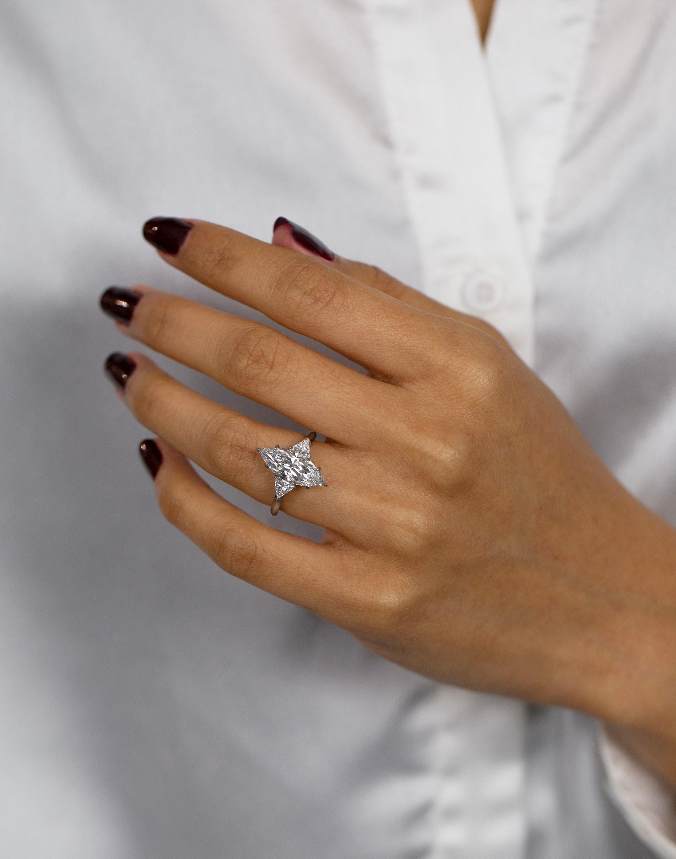 Bague de fiançailles à trois pierres certifiée GIA, 2,72 carats, diamant taillé en marquise en vente 1
