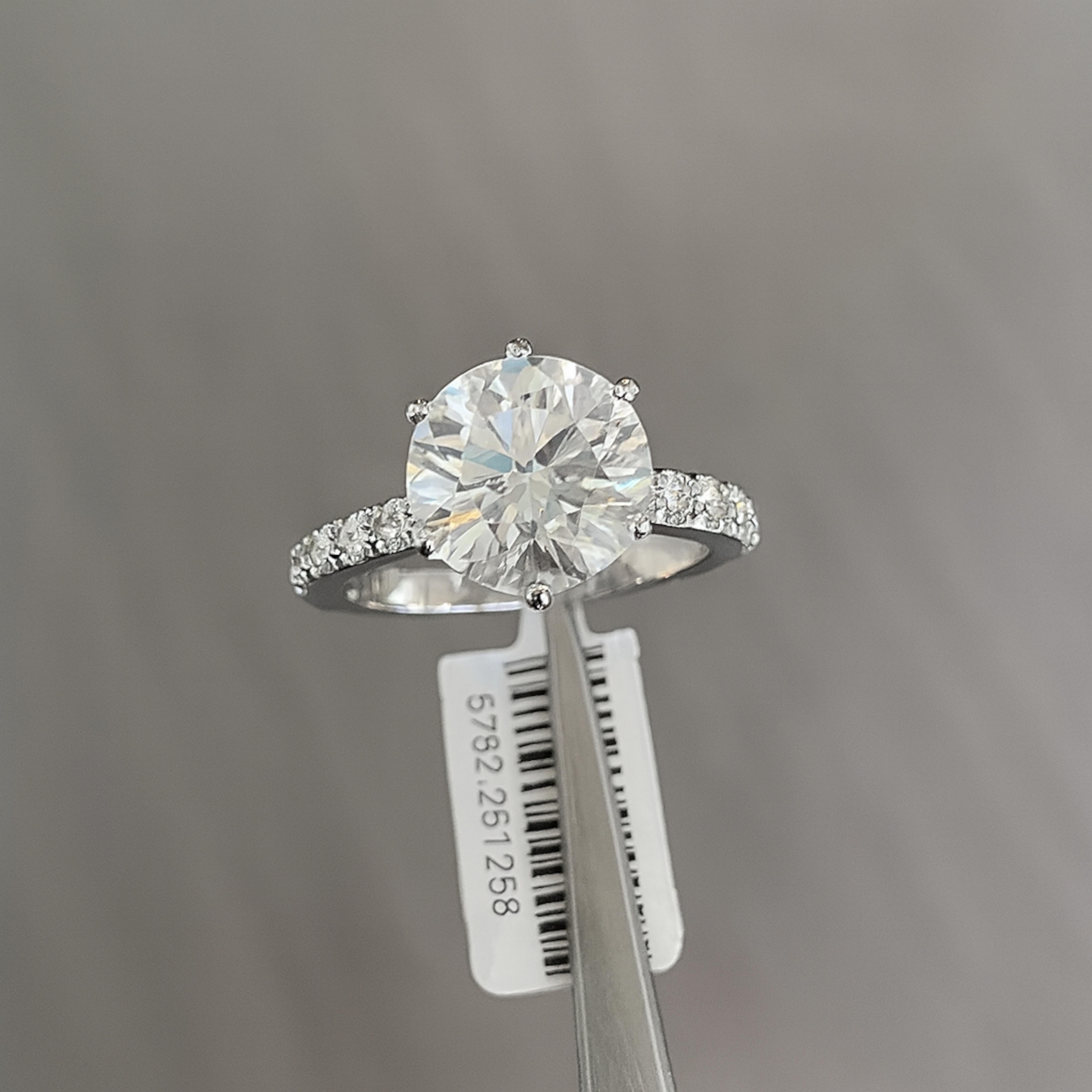Anillo de compromiso de diamantes redondos talla brillante 2,72 CTW E VVS1 certificado por GIA Corte redondo en venta