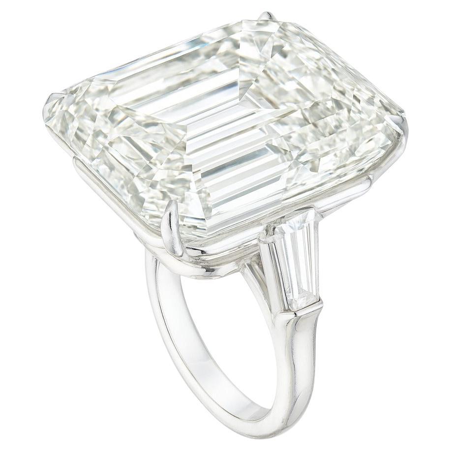 Anillo de platino con diamantes talla esmeralda de 27,24 quilates con certificado GIA y baguettes cónicas

Descripción:
Una declaración de pura sofisticación, este extraordinario anillo exhibe un diamante talla esmeralda de 27,24 quilates,