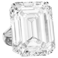 Anillo de platino con diamante talla esmeralda de 27.24 quilates certificado por el GIA
