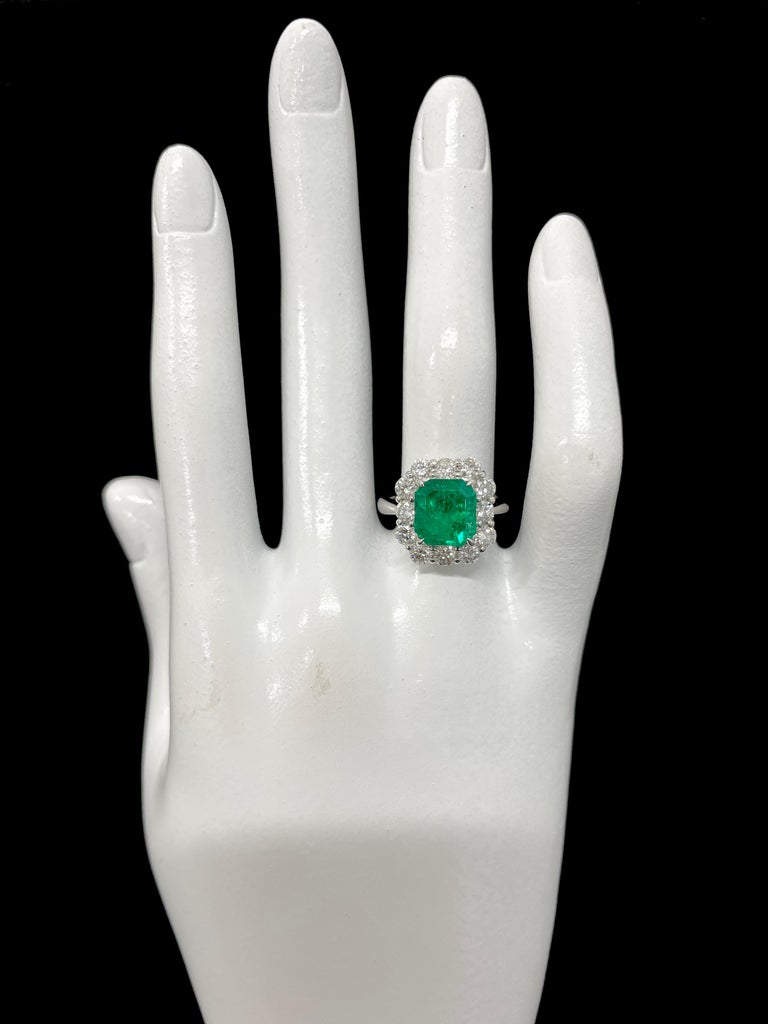 GIA Certified 2.73 Carat Natural Colombian Emerald Diamond Ring Set in Platinum For Sale 1