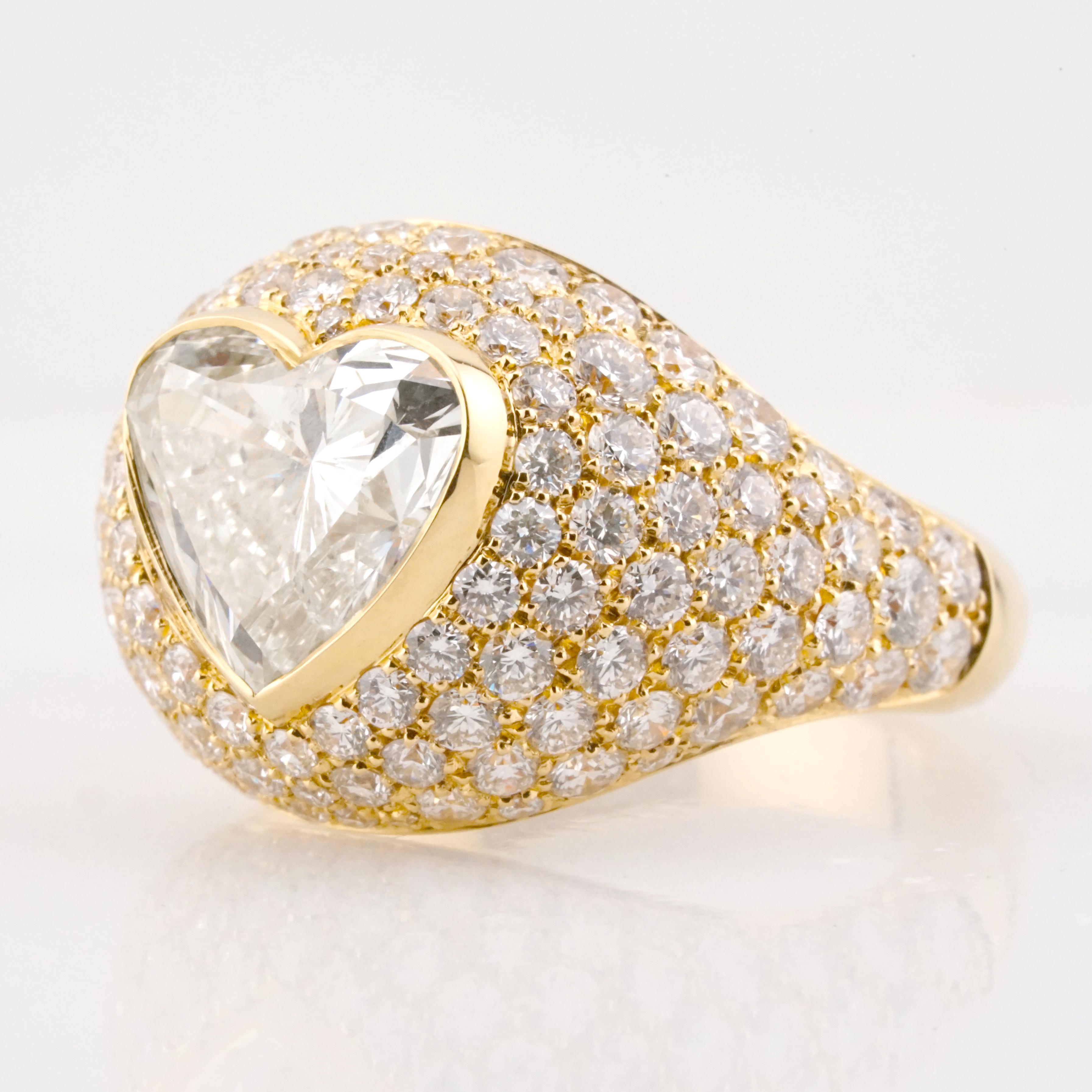 Cette magnifique bague en or jaune 18 carats est couronnée d'un diamant en forme de cœur de 2,74 carats qui rayonne d'un éclat ardent, symbole même de l'amour et de la dévotion. 

Certifié par le Gemological Institute of America (GIA), la pureté du