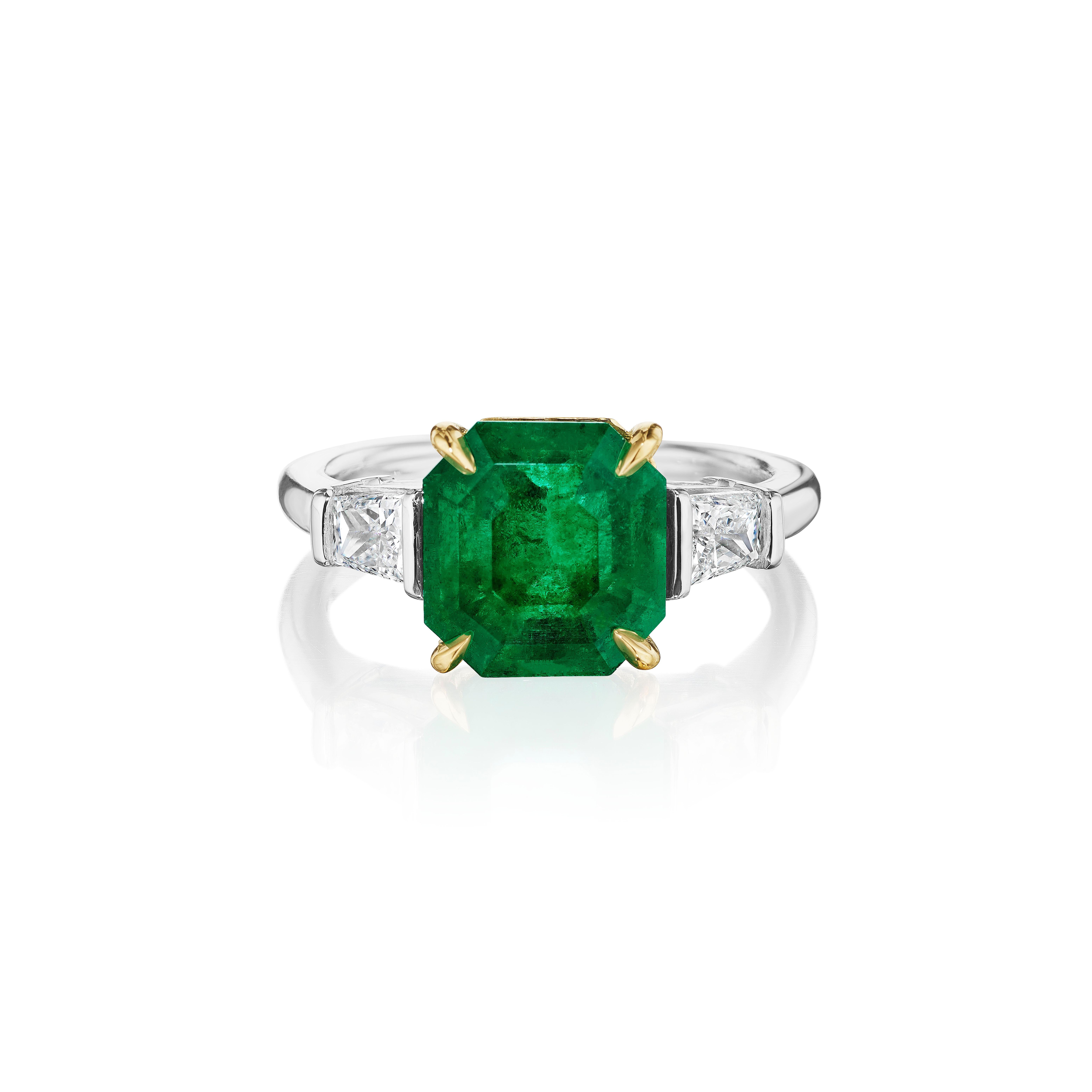 Anillo de diamantes trapezoidales y esmeralda colombiana de 2,75 quilates certificado por GIA en Nuevo estado para la venta en New York, NY