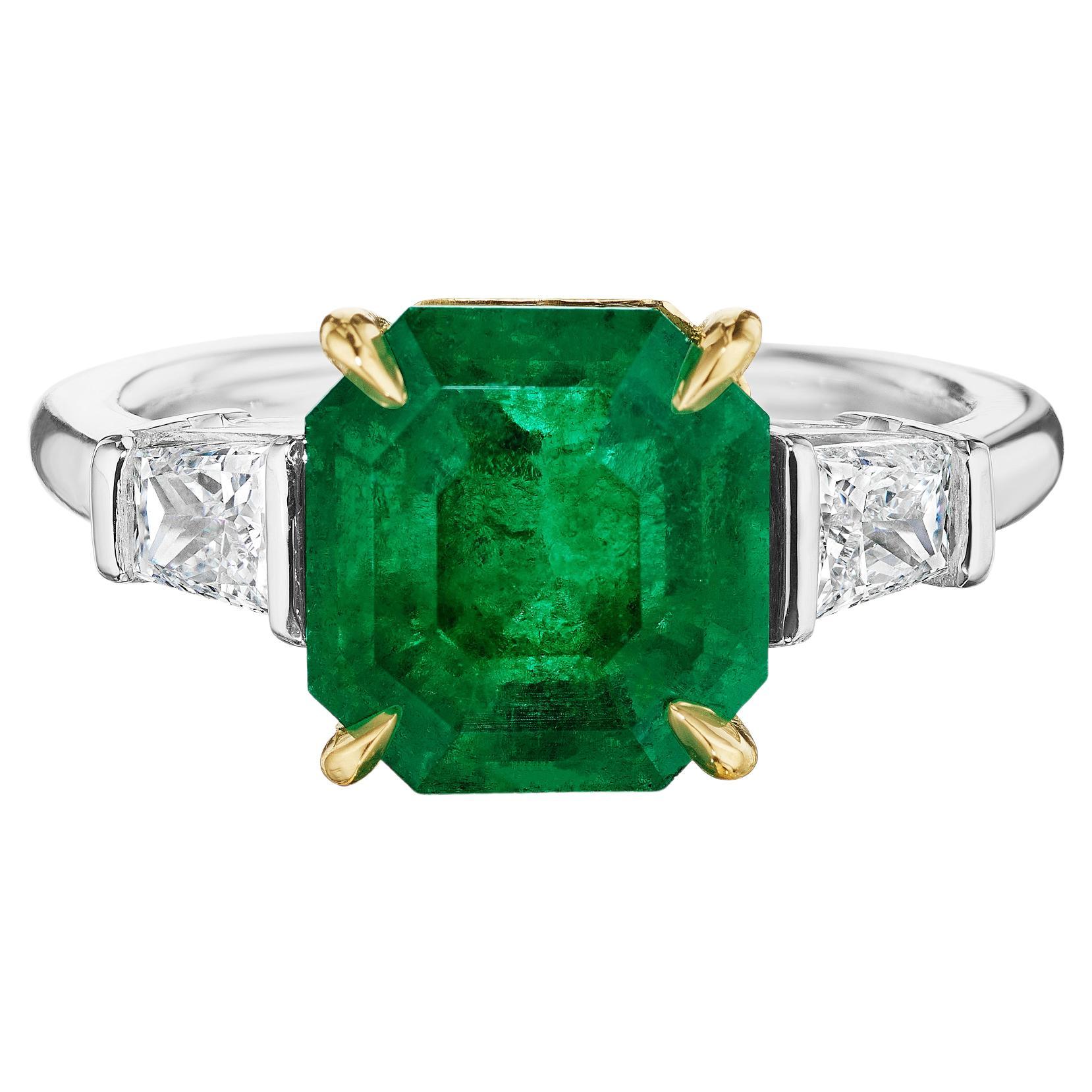 Anillo de diamantes trapezoidales y esmeralda colombiana de 2,75 quilates certificado por GIA en venta