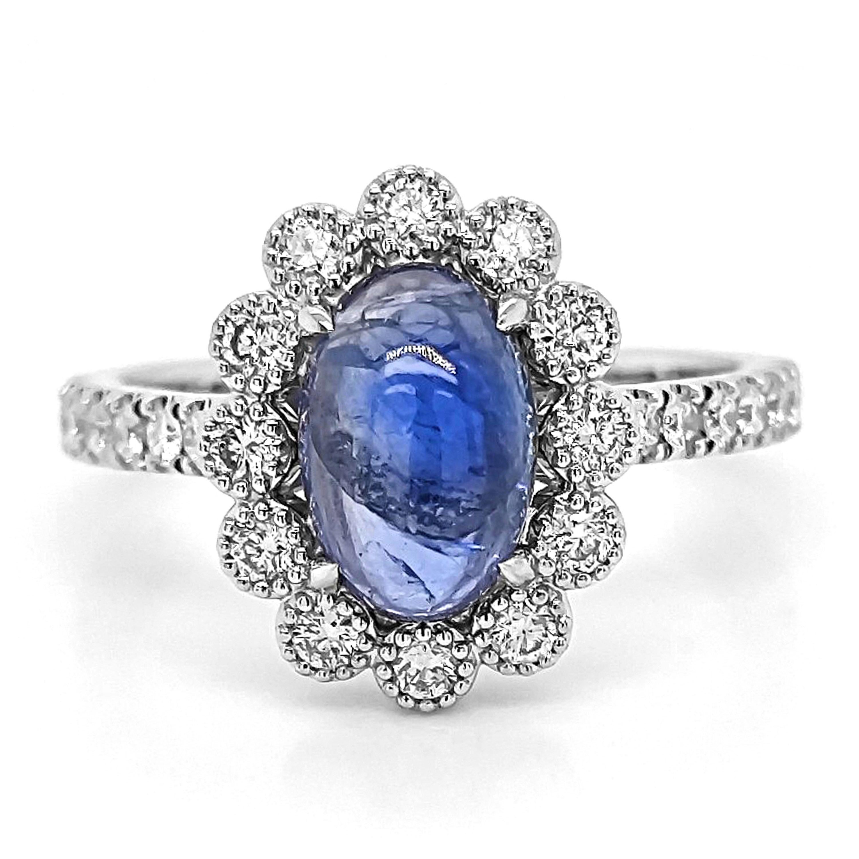 Este artículo está disponible en colores azul y morado. 

1 gema de zafiro natural sin calor, cabujón: 2,26 quilates
14 Diamantes Redondos Blancos: 0,21 Quilates
12 Diamantes Blancos Redondos: 0,28 Quilates
Metal: Oro blanco de 18 quilates, 3,90