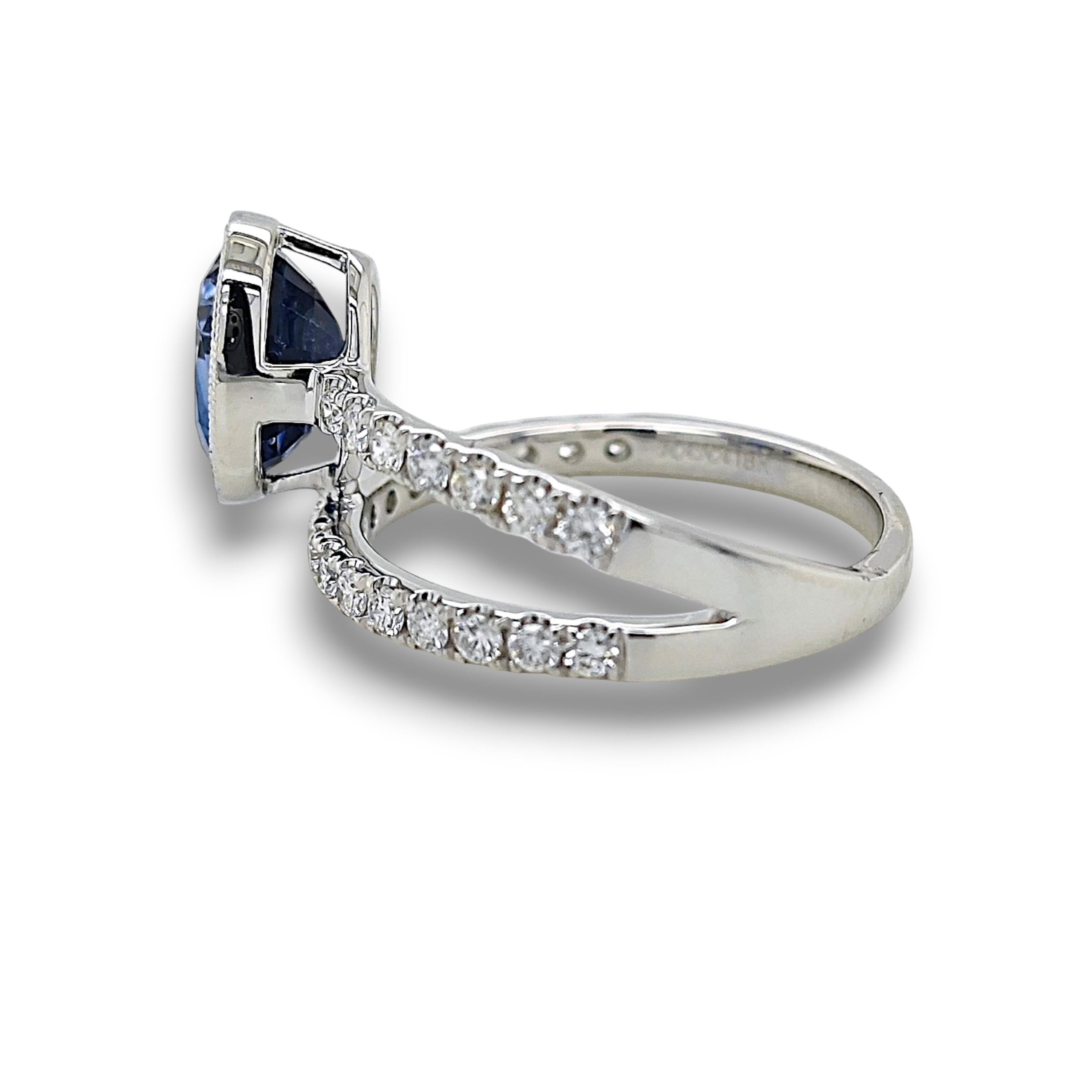1 Zaffiro: 2,31 carati
24 diamanti tondi bianchi: 0,44 Carati
Metallo: Oro bianco 18 carati, 3,50 grammi
Certificato GIA: GIA 5232540104 
