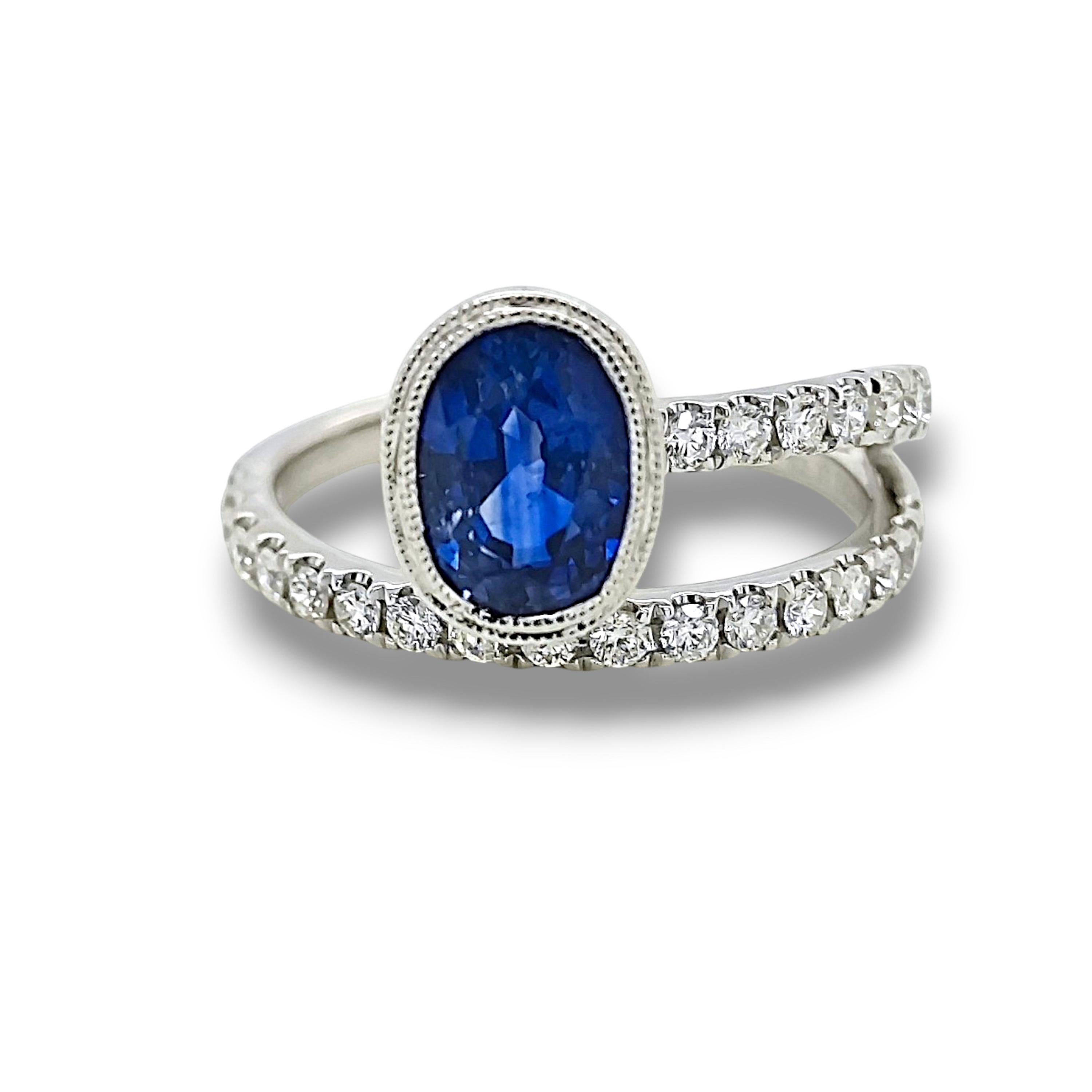 Taglio rotondo Anello in oro bianco con zaffiro rotondo e diamante certificato GIA da 2.75 carati in vendita