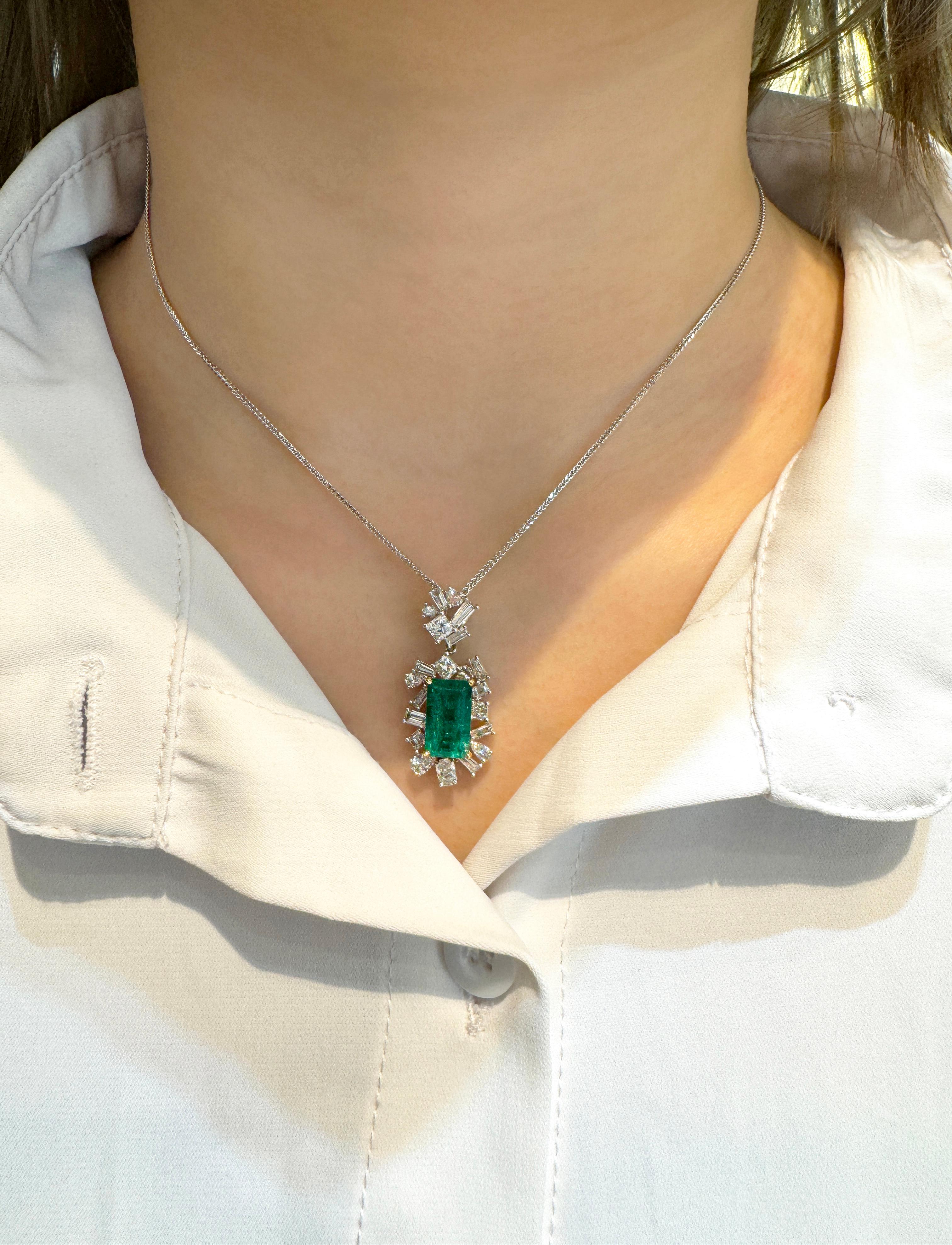 GIA Certified 2.76 Carat Minor Oil Muzo Colombian Emerald & Diamond Pendant  For Sale 2