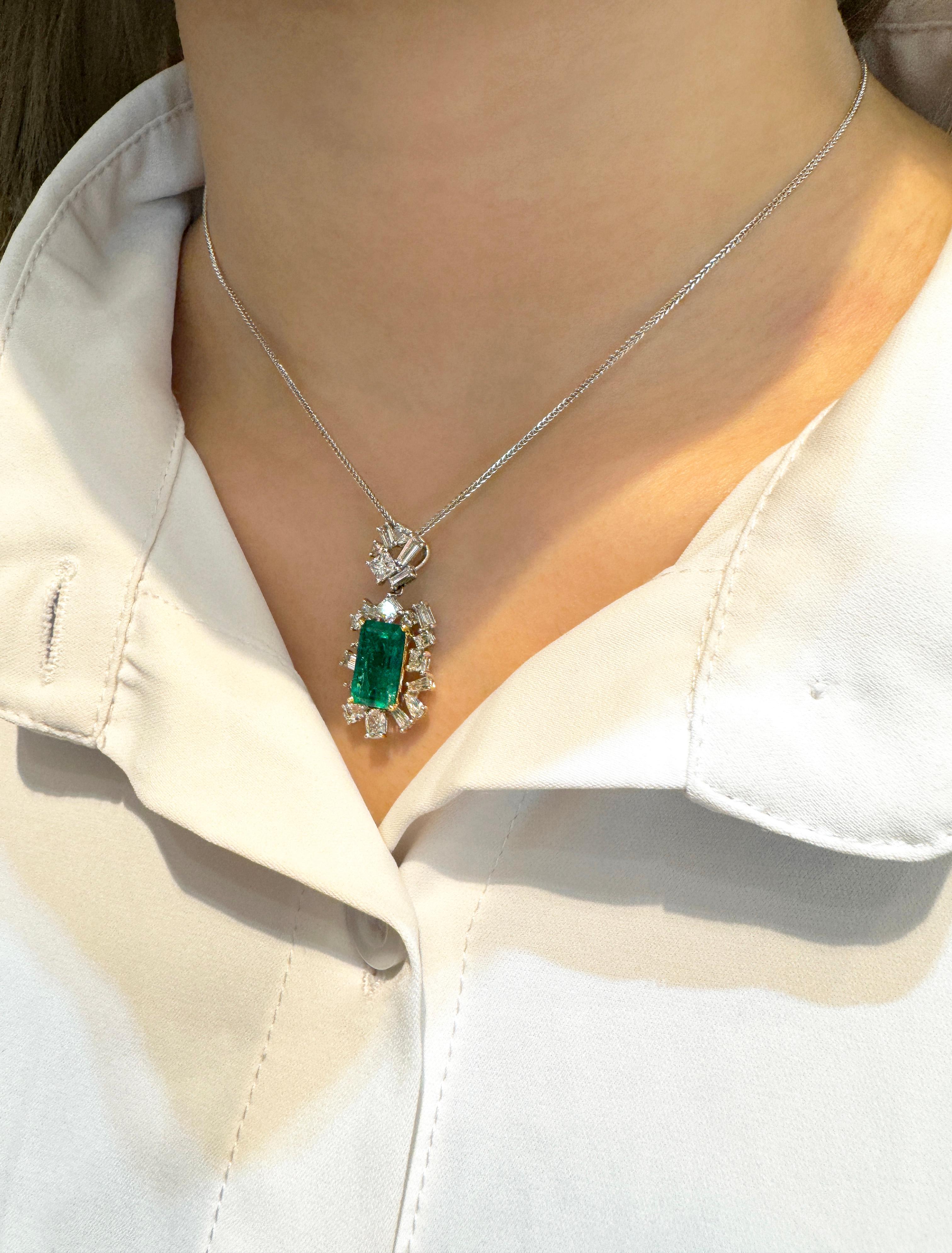 GIA Certified 2.76 Carat Minor Oil Muzo Colombian Emerald & Diamond Pendant  For Sale 3