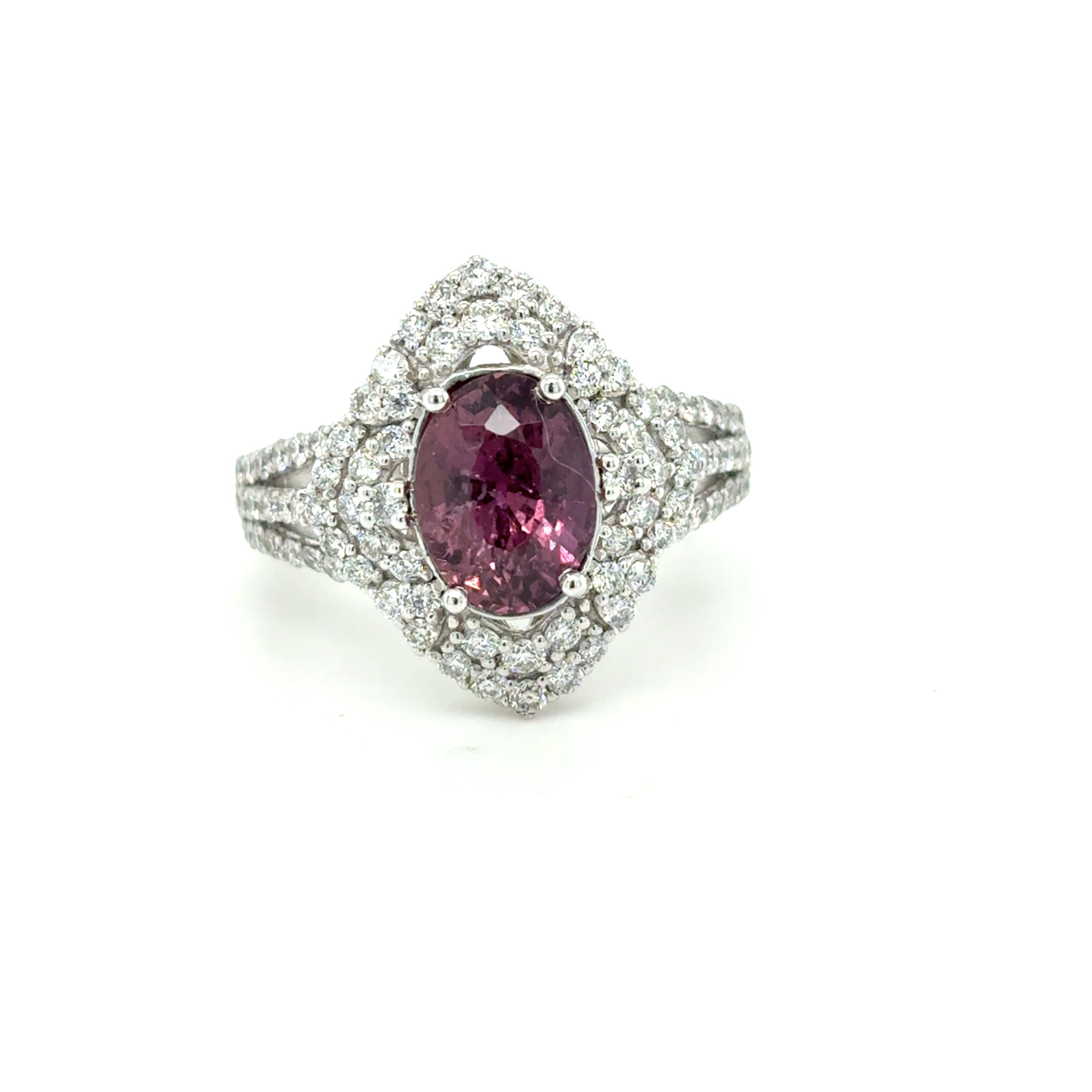 Anello con zaffiro ovale rosa-viola certificato GIA da 2,77 carati, incorniciato da 0,88 carati di scintillanti diamanti bianchi. Realizzato in platino con un design elegante, questo anello misura 6,5 ed è ridimensionabile. Un rapporto di