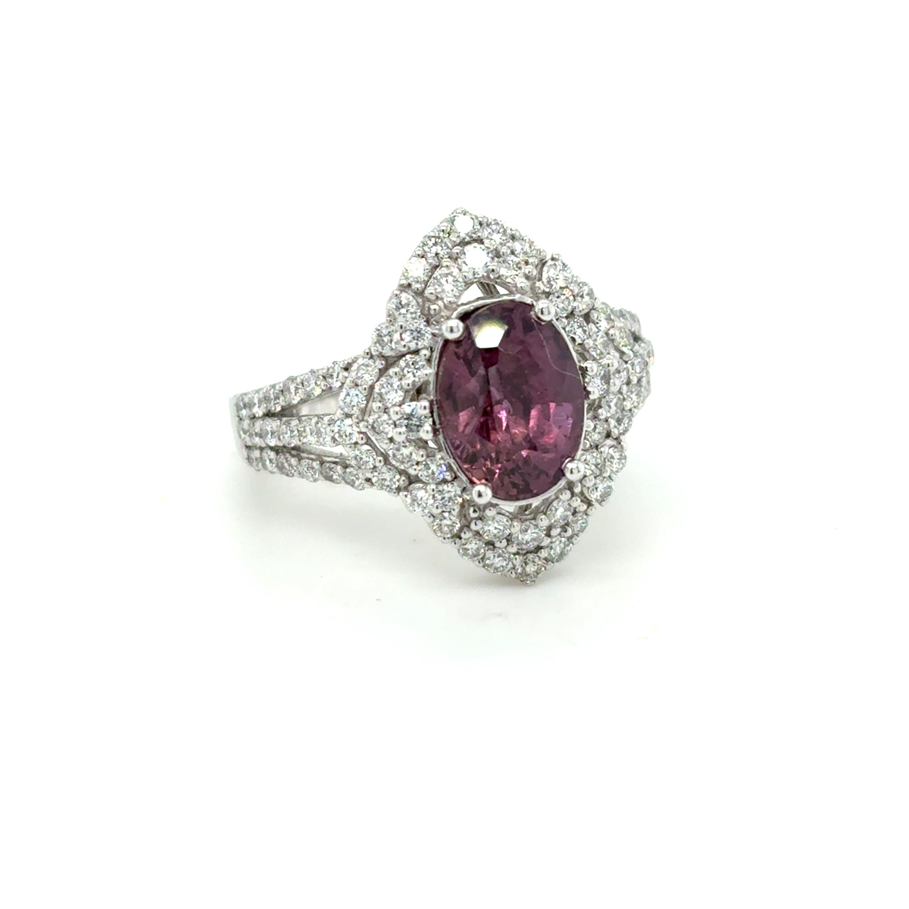 Artigiano Anello di diamanti con zaffiro rosa viola con taglio ovale certificato GIA da 2,77 carati in vendita