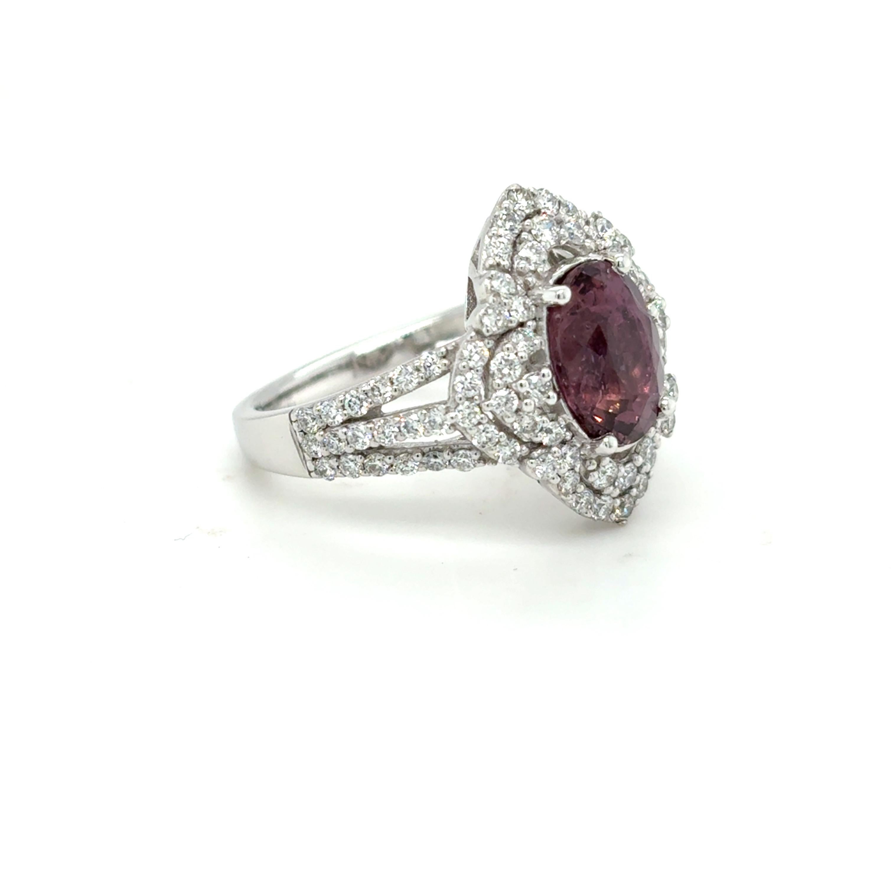 Taglio ovale Anello di diamanti con zaffiro rosa viola con taglio ovale certificato GIA da 2,77 carati in vendita