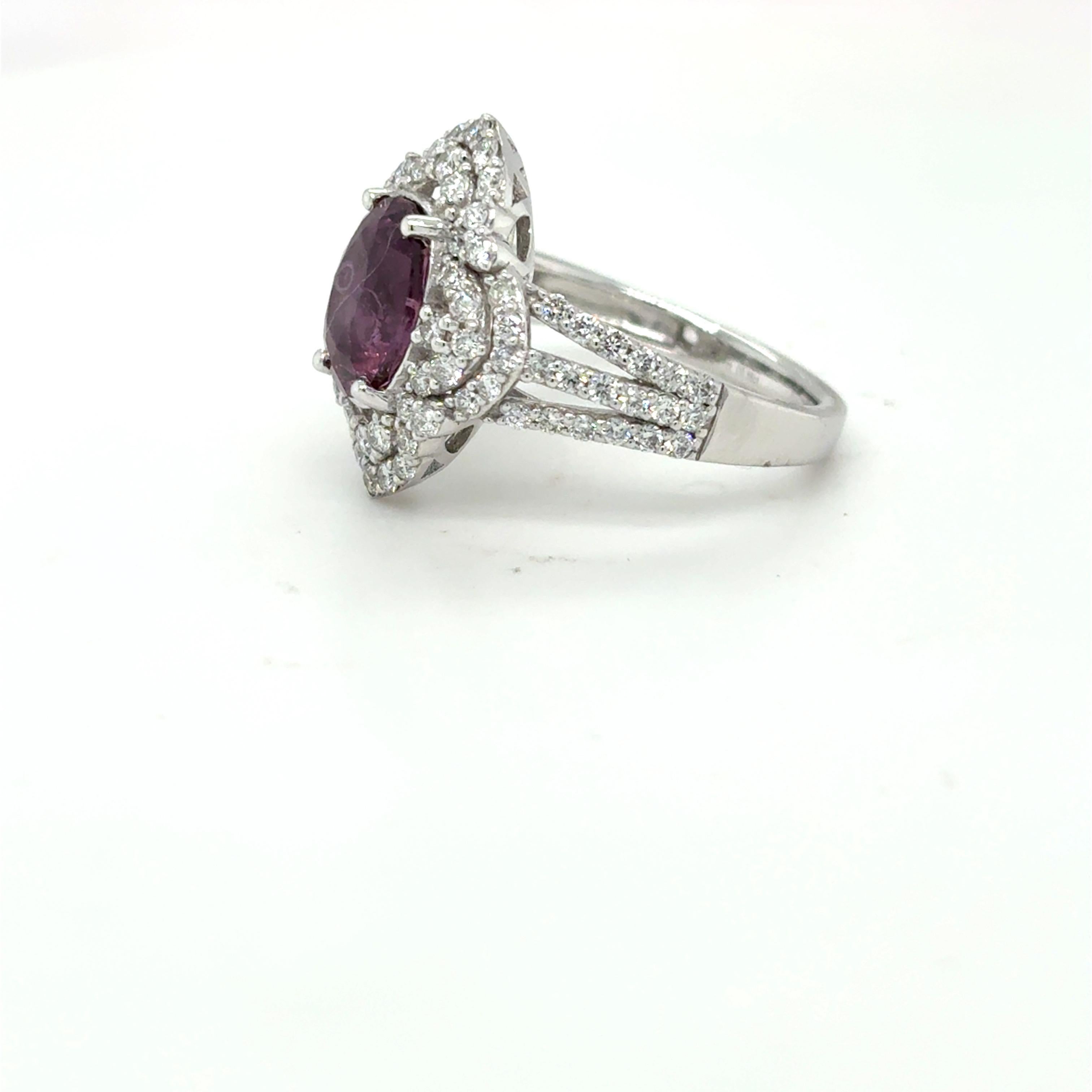 Anello di diamanti con zaffiro rosa viola con taglio ovale certificato GIA da 2,77 carati in vendita 2