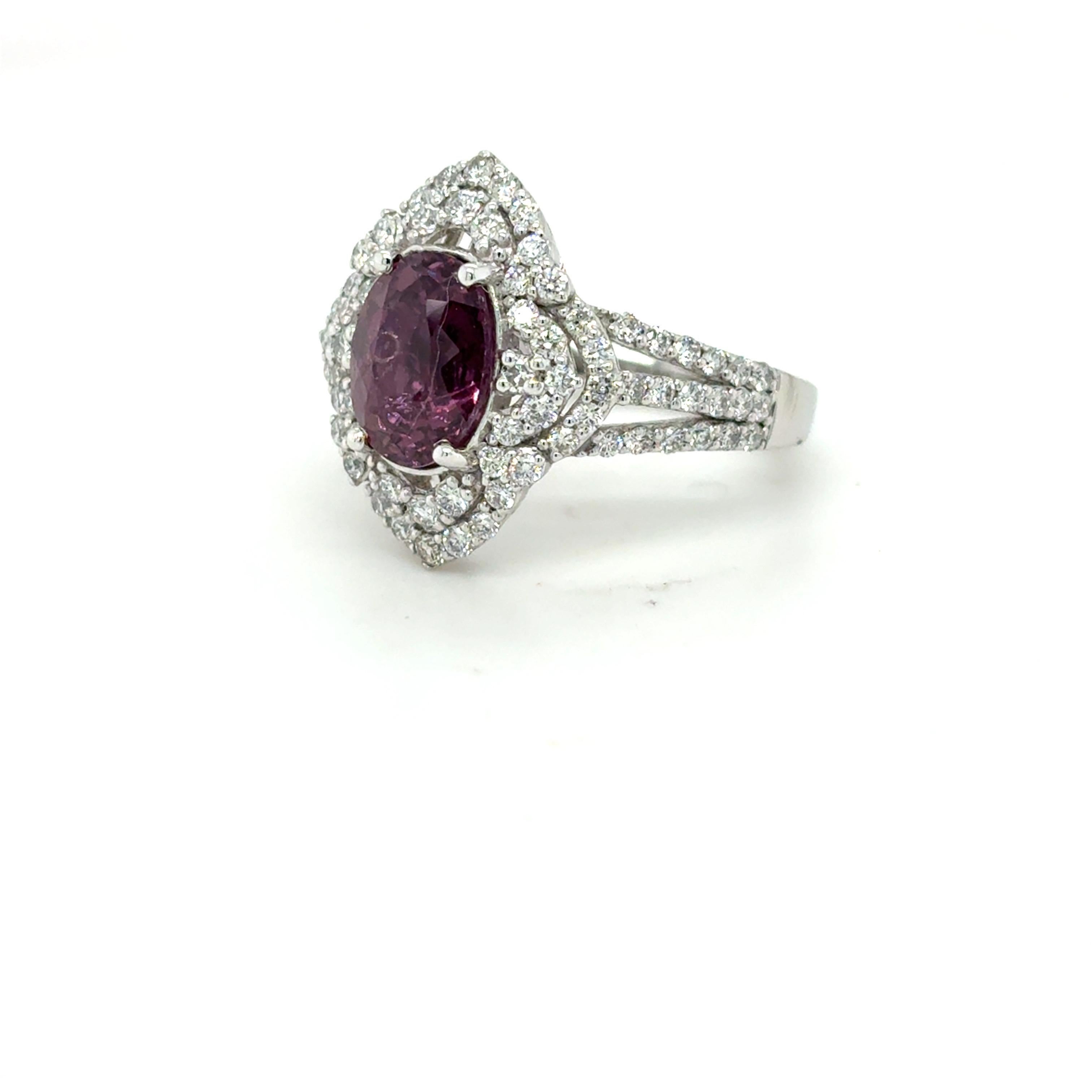 Anello di diamanti con zaffiro rosa viola con taglio ovale certificato GIA da 2,77 carati in vendita 3