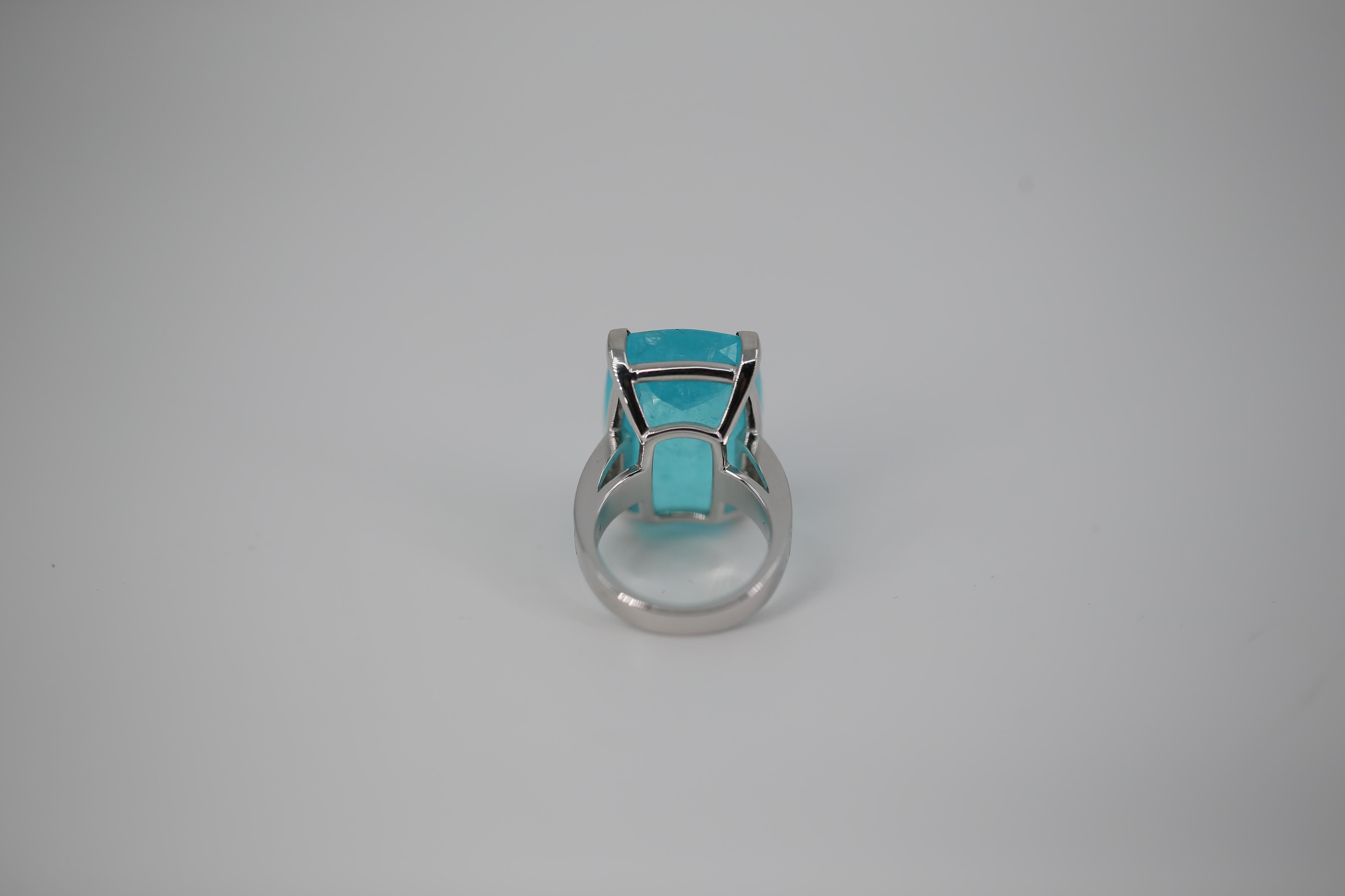 GIA Certified 27.9 Carat Paraiba Tourmaline Diamond 18K White Gold Cocktail Ring In New Condition For Sale In Montreux, VD