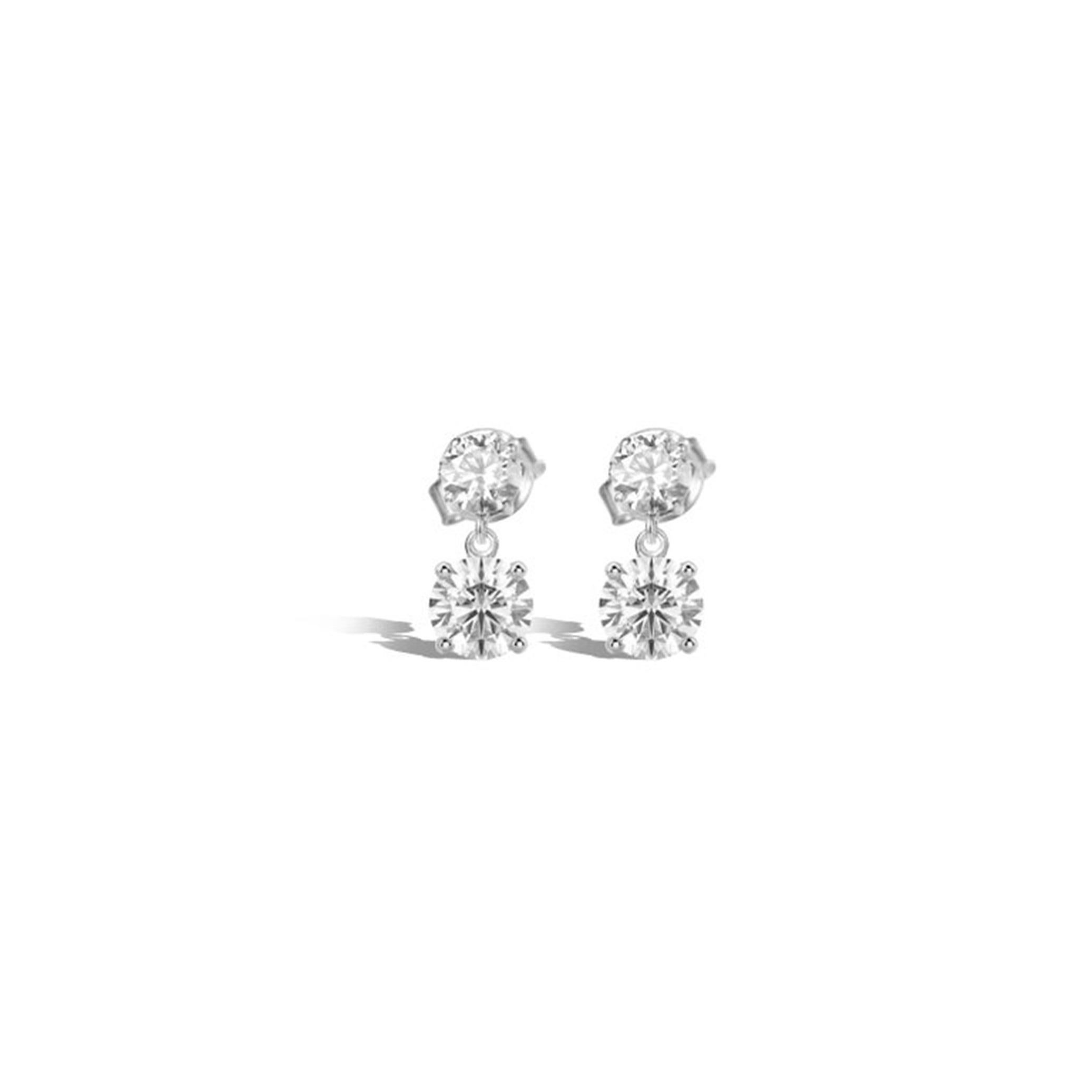 Boucles d'oreilles pendantes en or blanc 18 carats certifiées GIA et composées de 2.7tcw de diamants naturels. en vente 1