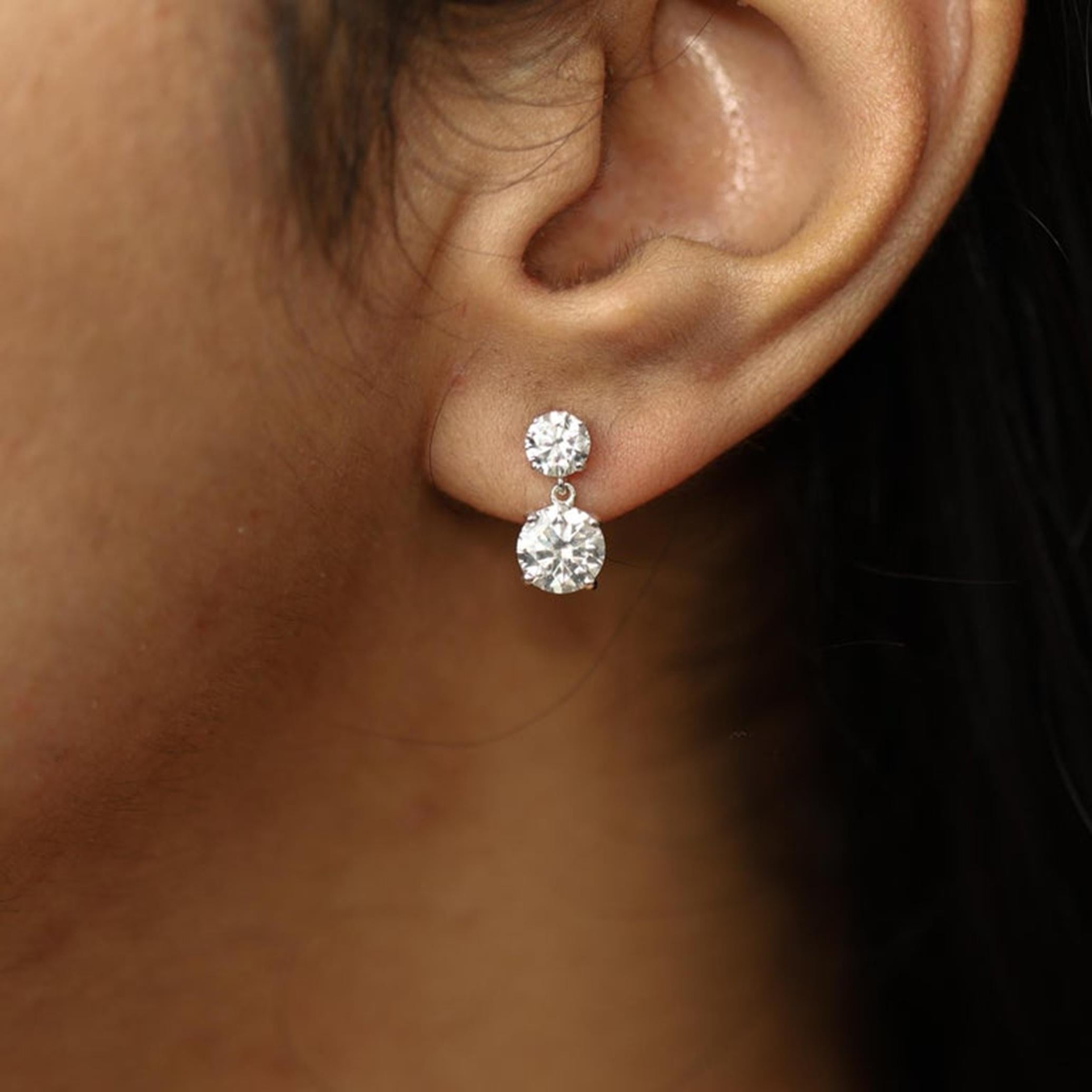 Boucles d'oreilles pendantes en or blanc 18 carats certifiées GIA et composées de 2.7tcw de diamants naturels. en vente 2