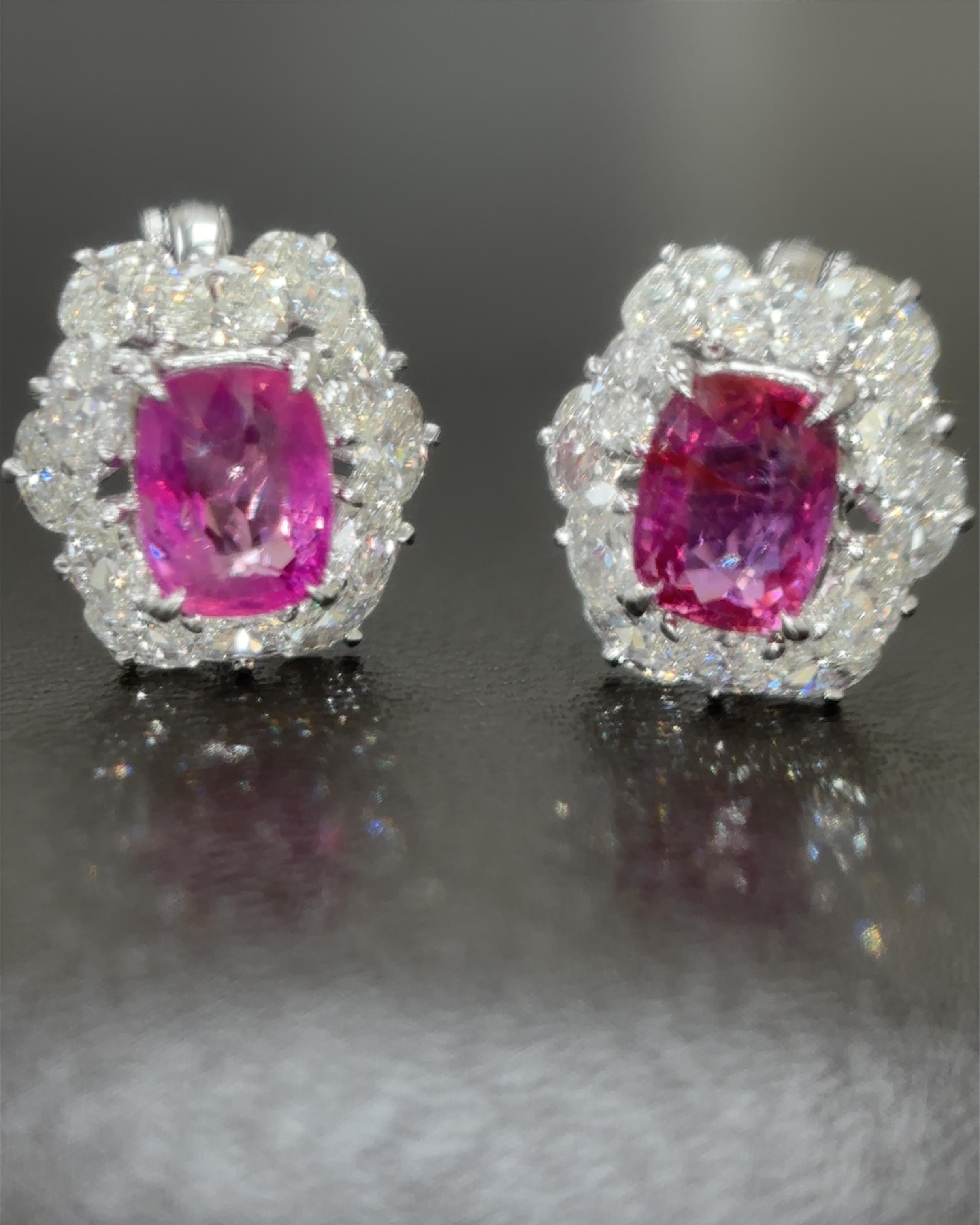 Questi orecchini con zaffiro rosa e diamanti della Birmania senza calore, certificati GIA e con 2,80 carati, sono una straordinaria confluenza di rarità, artigianalità e alta gioielleria.  

Ogni orecchino è centrato da uno zaffiro birmano non