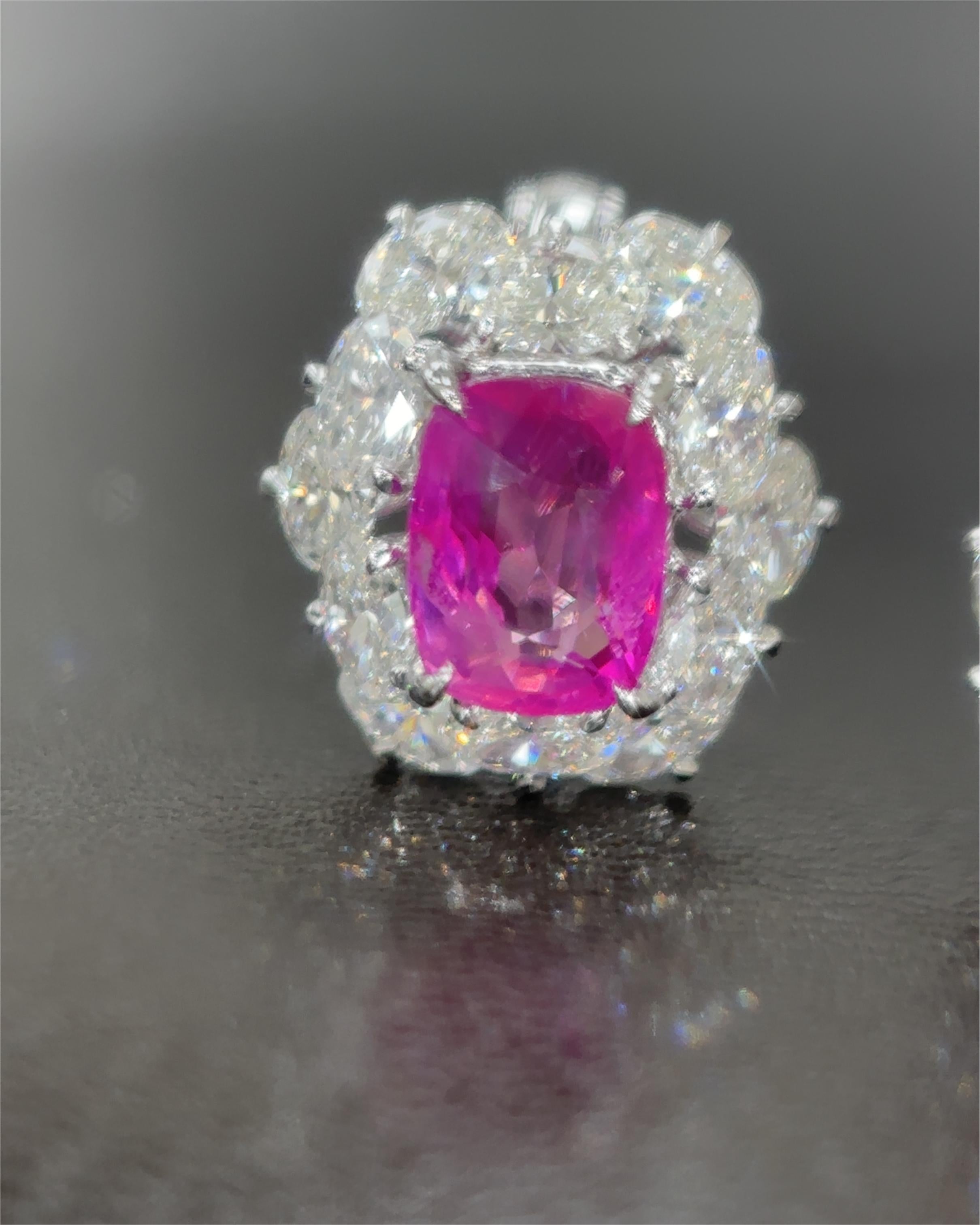 Orecchini in platino con zaffiro rosa di Burma senza calore certificati GIA da 2.80 carati In condizioni Nuovo in vendita a Kowloon, HK