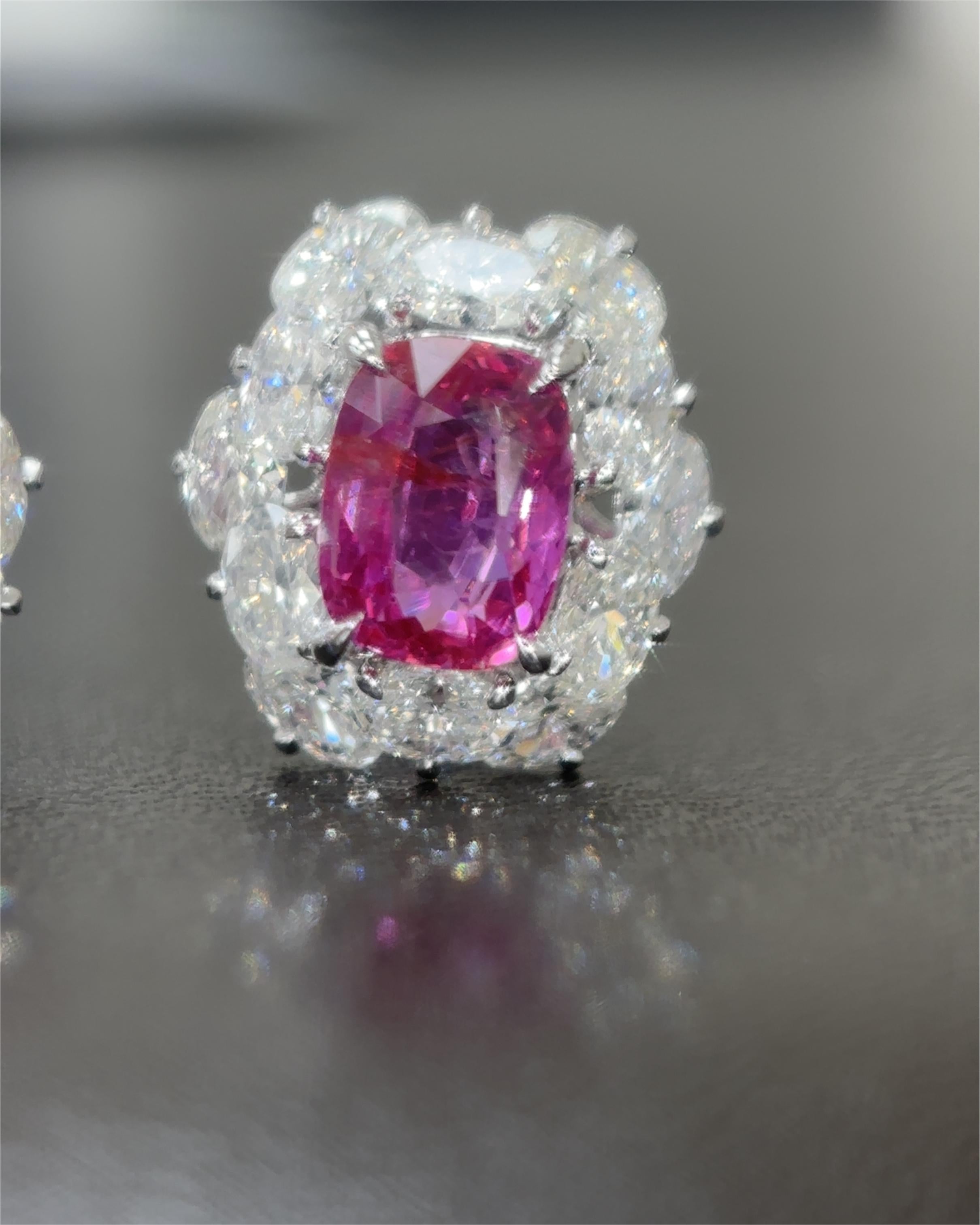 da uomo o donna Orecchini in platino con zaffiro rosa di Burma senza calore certificati GIA da 2.80 carati in vendita