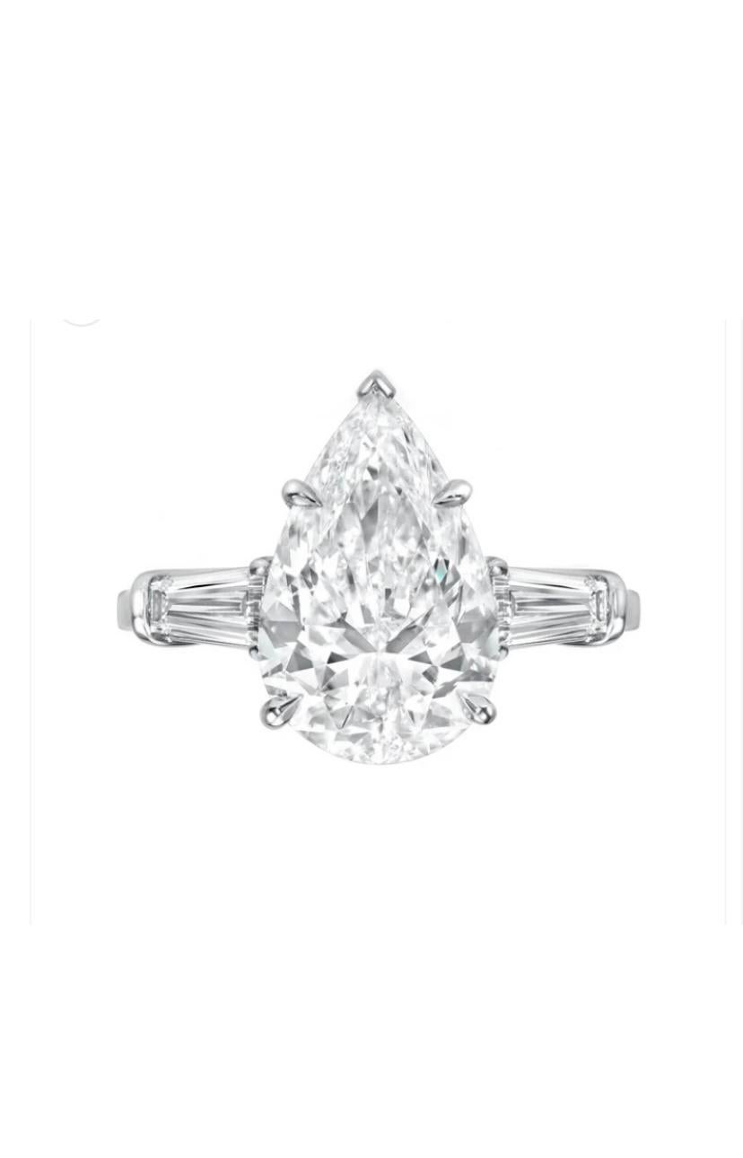 An exclusive three stone Diamonds ring, in refined and elegant design, so classic and essential design.
Elevate your timeless of beauty and add a touch of sophistication on your look.
Stunning ring come in 18k gold with a lustrous GIA Certified