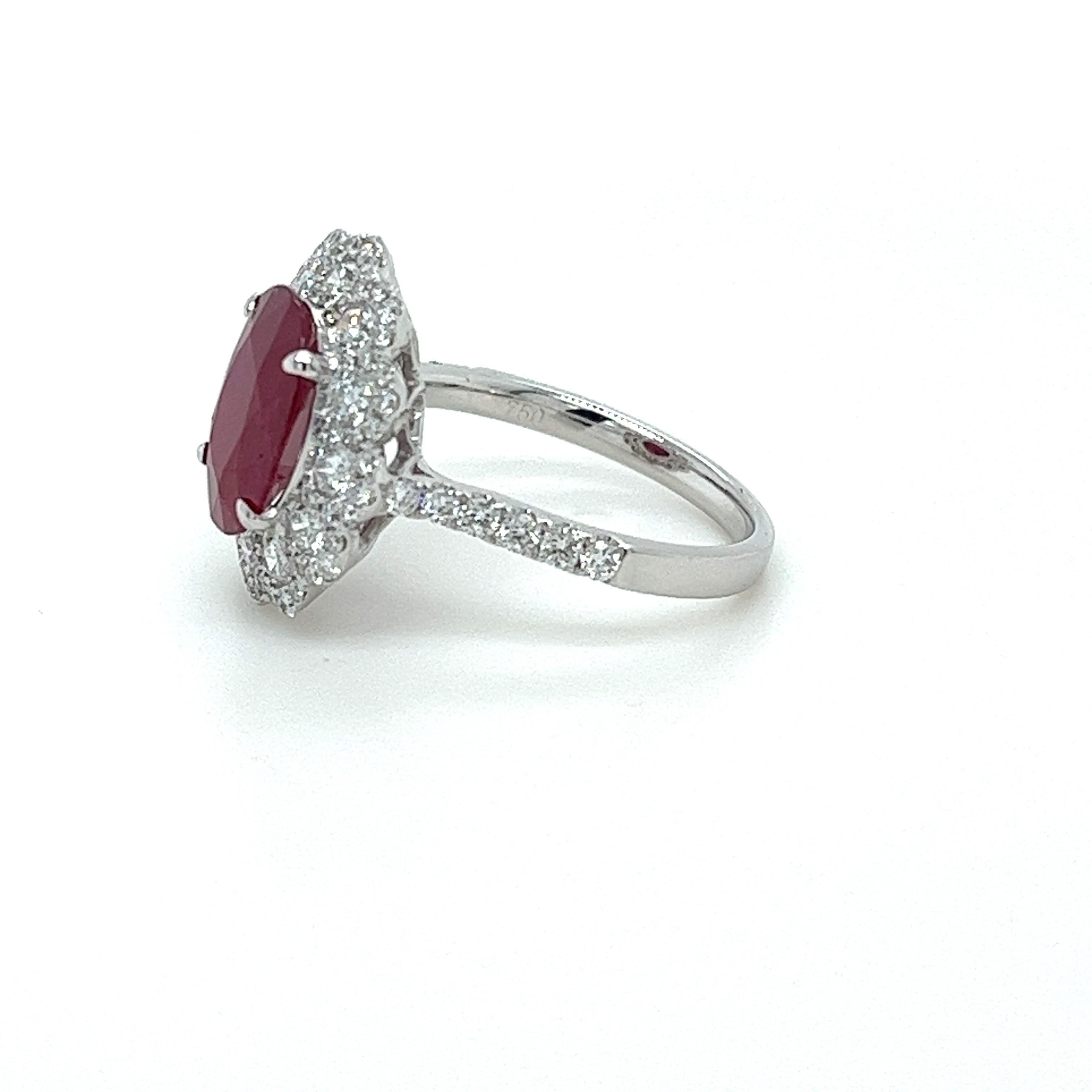 Rubis ovale certifié GIA pesant 2.81 carats
Dimensions (10,99x8,27x3,09) mm
92 diamants ronds pesant 1,21 carats
I-SI1
Bague en or blanc 18 carats
5,03 grammes
