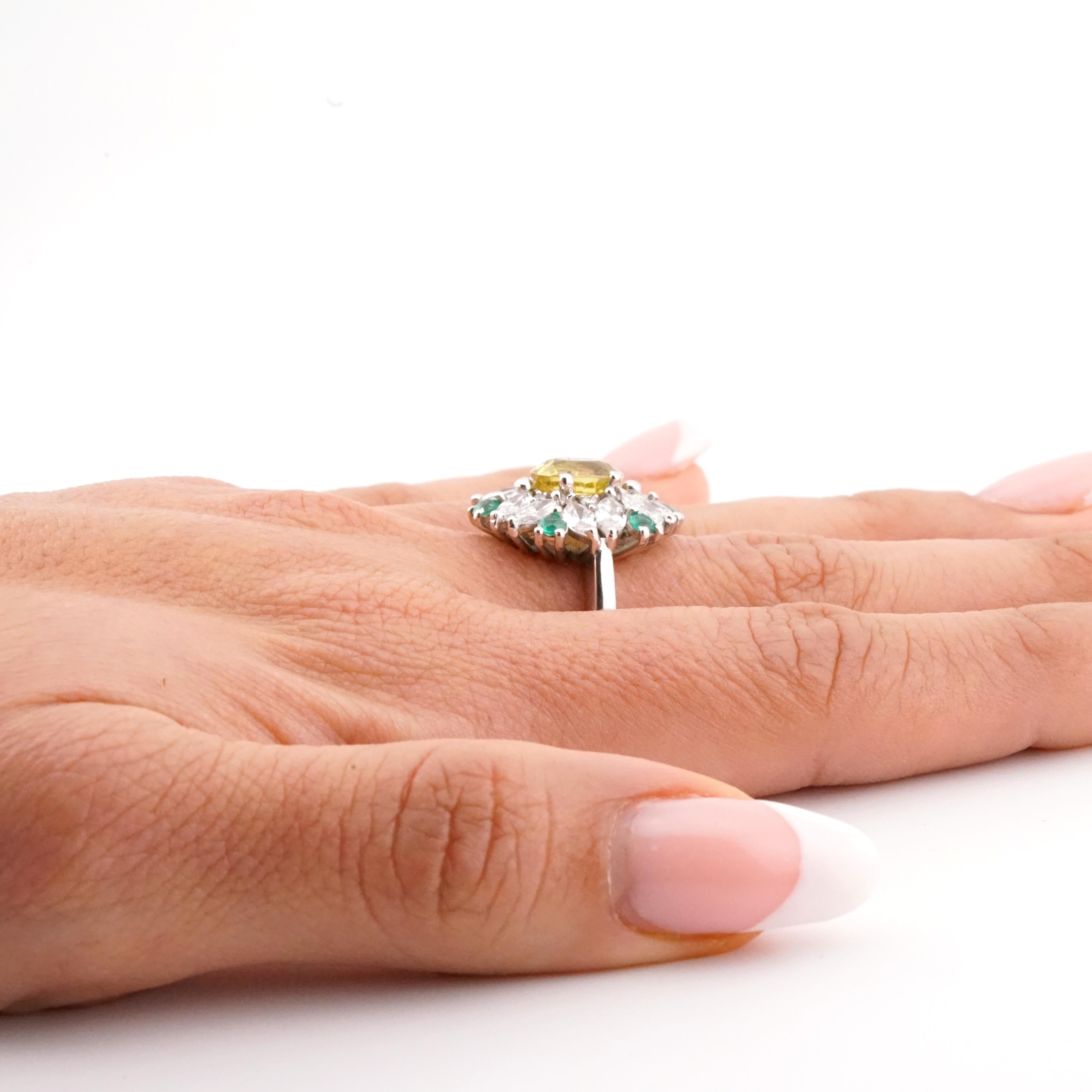 GIA Certified 2.82 Carat No Heat Yellow Sapphire Marquise Diamond Emerald Ring en vente 1