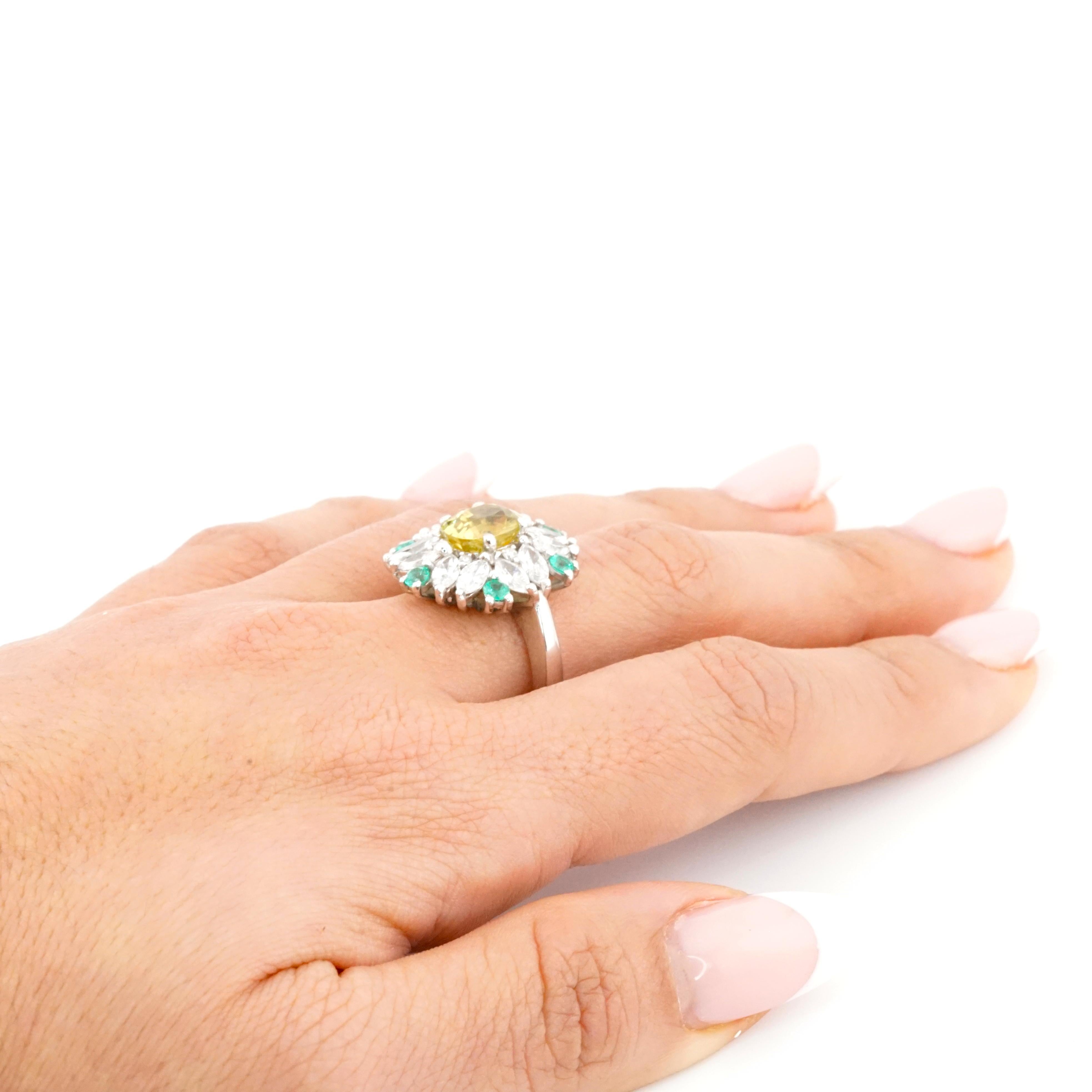 GIA Certified 2.82 Carat No Heat Yellow Sapphire Marquise Diamond Emerald Ring en vente 2