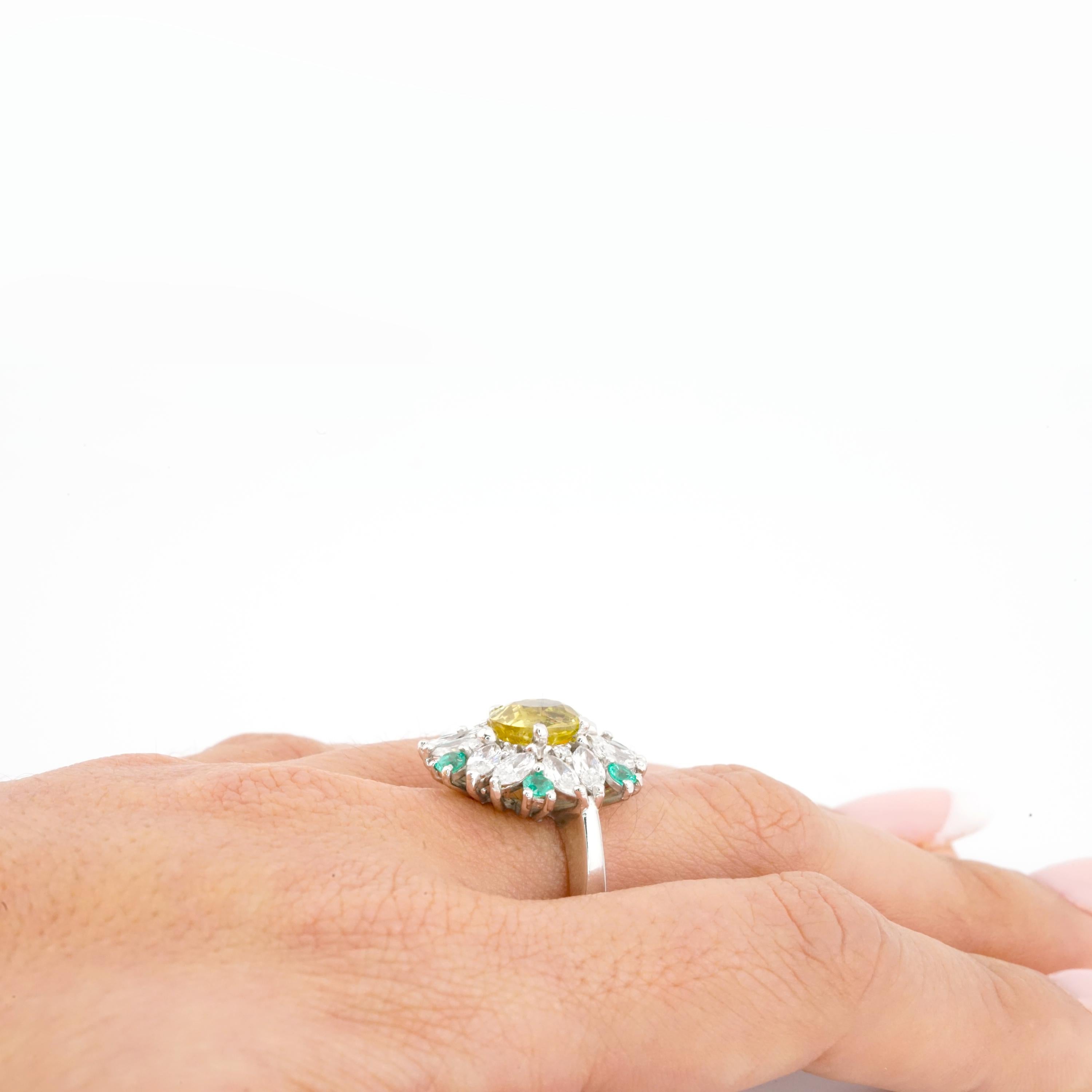 GIA Certified 2.82 Carat No Heat Yellow Sapphire Marquise Diamond Emerald Ring en vente 3