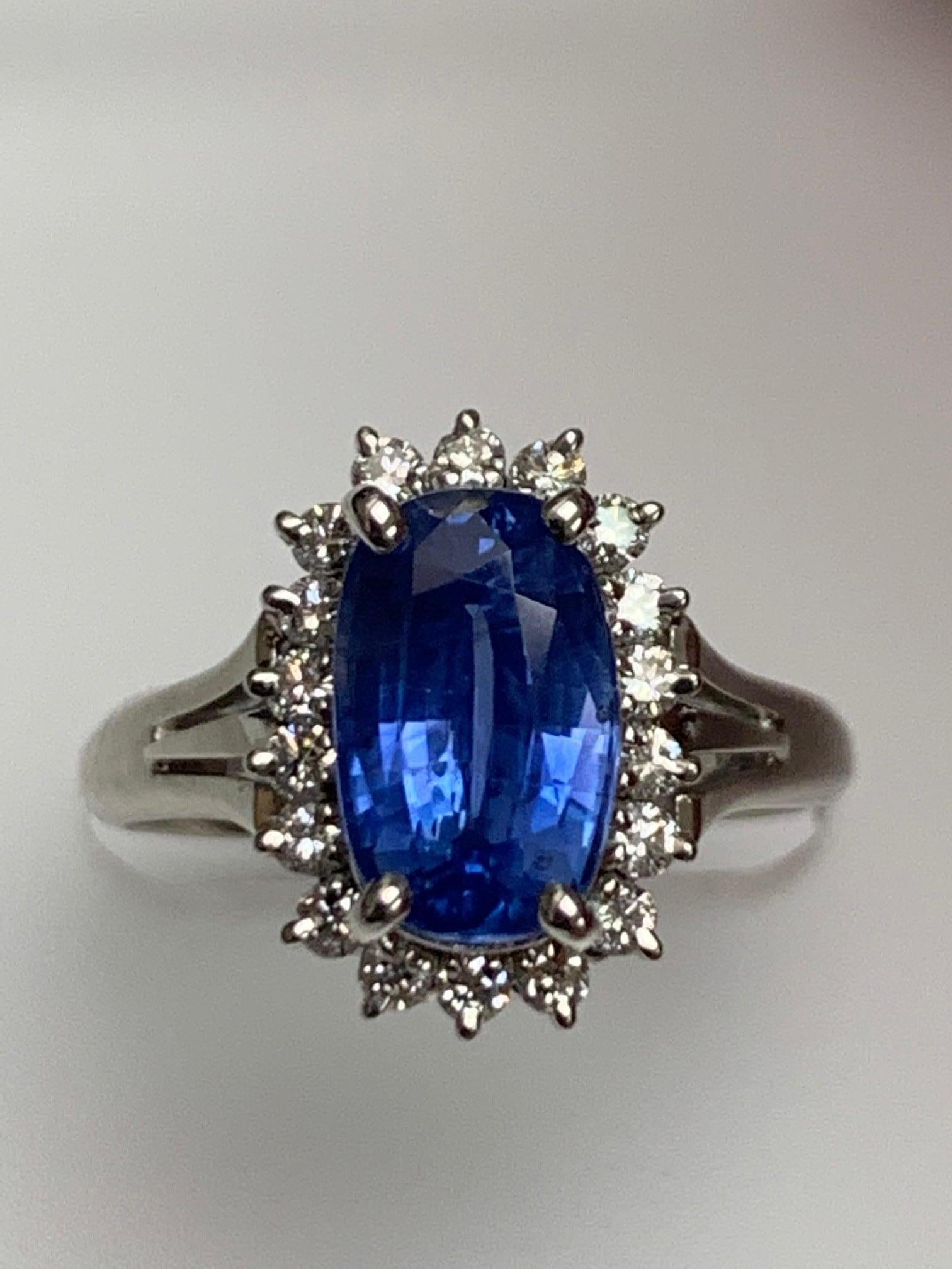 2.83 Karat Natürlich Keine Hitze GIA zertifiziert   kissen Form Blauer Saphir in Cocktail-Ring umgeben mit Diamanten um.