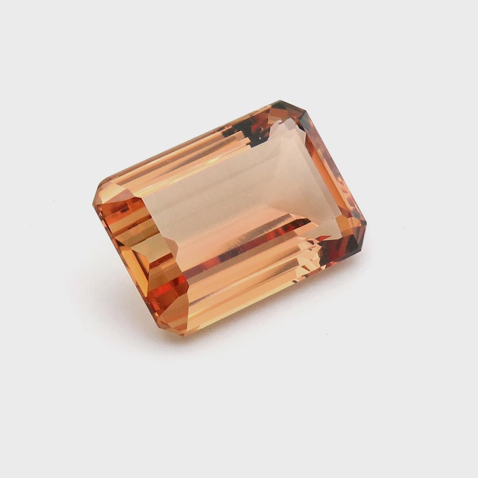 28.37ct Topaze précieuse impériale. Cette pierre précieuse naturelle certifiée par le GIA est unique par sa couleur, orange/rose, et est l'une des couleurs de topaze précieuse les plus recherchées. L'orange est la couleur principale, avec une rare