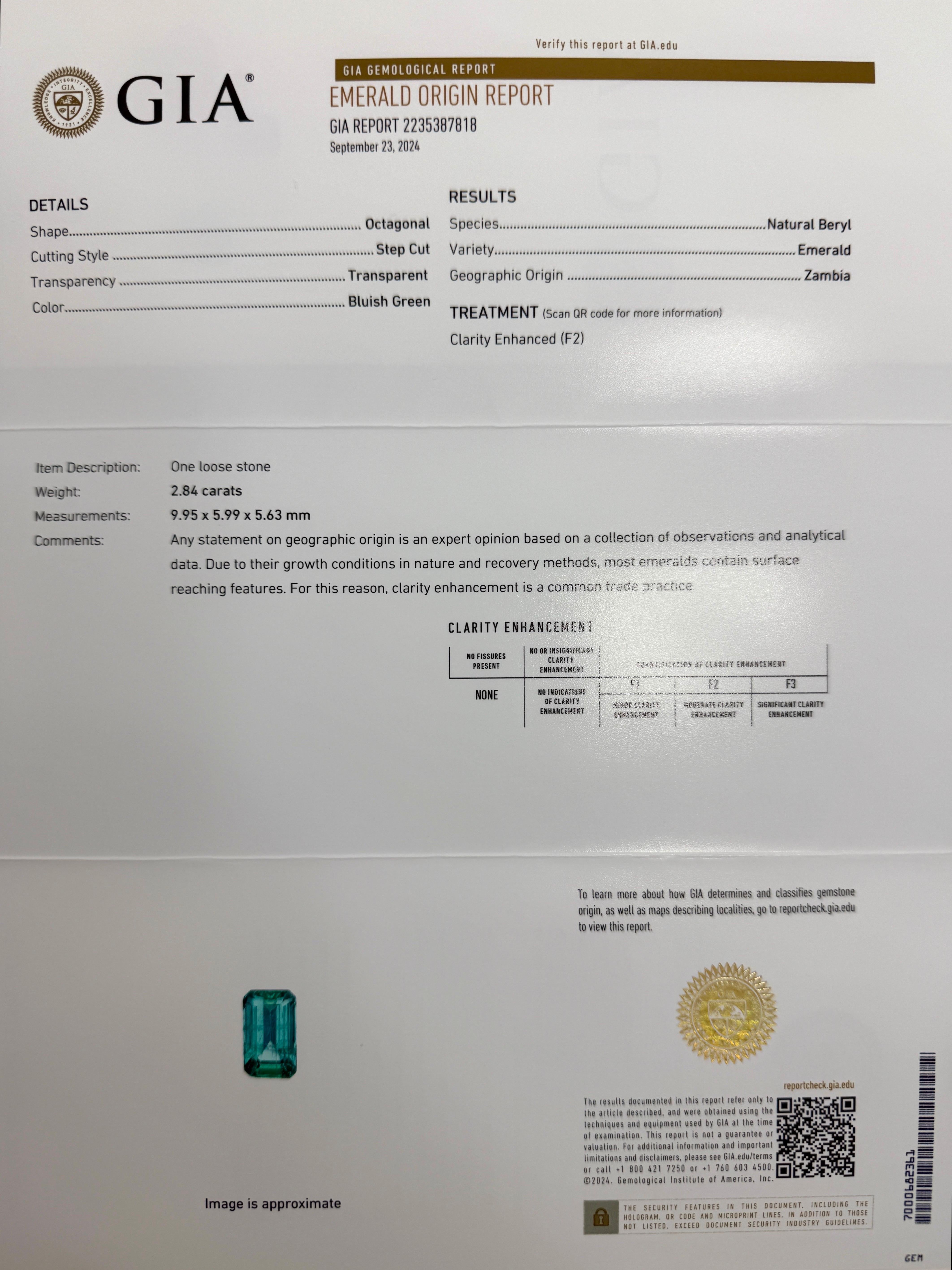 Bague East West en or jaune 18k avec émeraude zambienne d'un vert vif, certifiée par le GIA.

Émeraude de 2,84 carats certifiée par le GIA, d'une belle couleur vert vif et d'une très bonne taille octogonale.
Cette émeraude présente également une