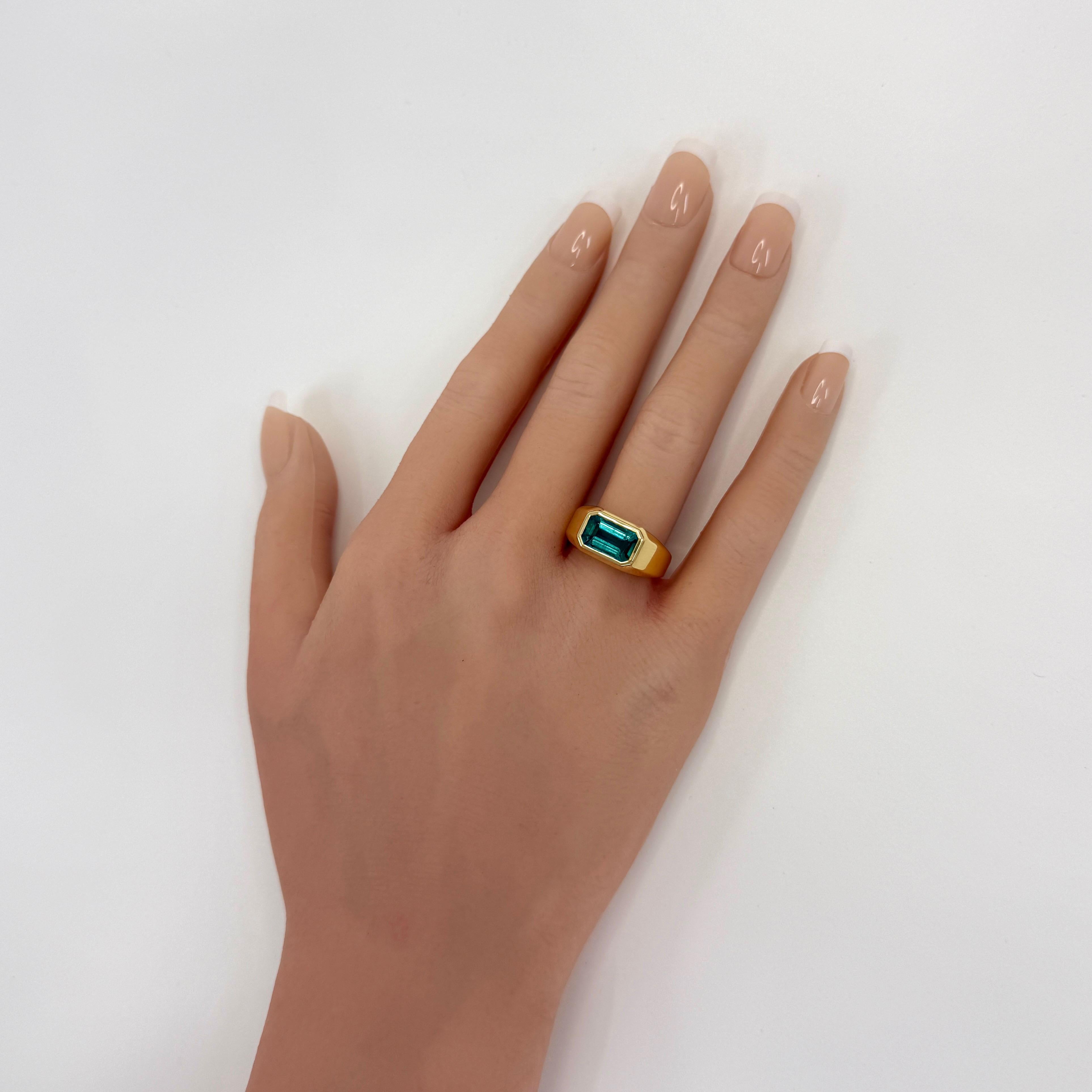 Bague chevalière East West en or jaune 18 carats, certifiée GIA, 2,84ct d'émeraude zambienne Unisexe en vente