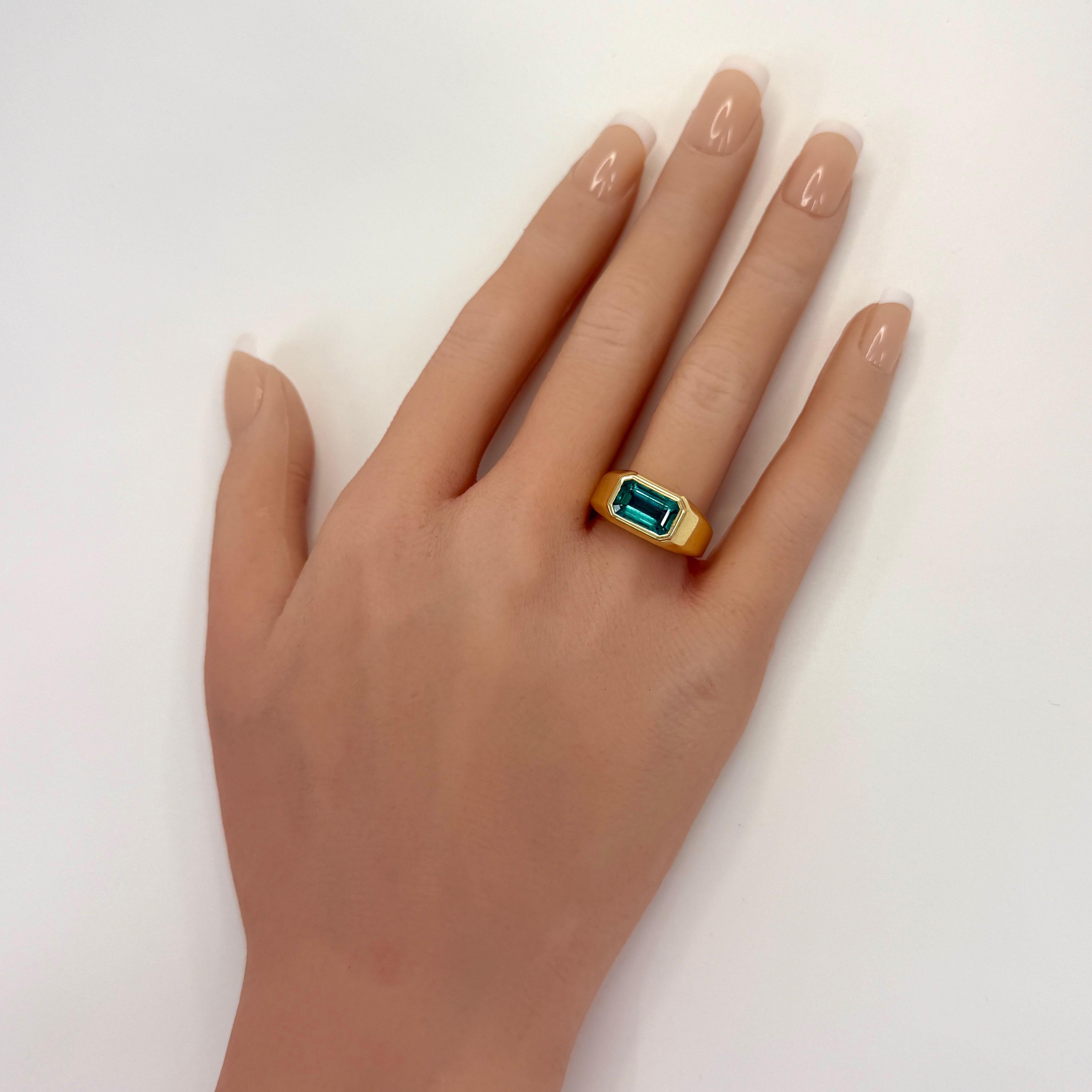 Bague chevalière East West en or jaune 18 carats, certifiée GIA, 2,84ct d'émeraude zambienne en vente 3